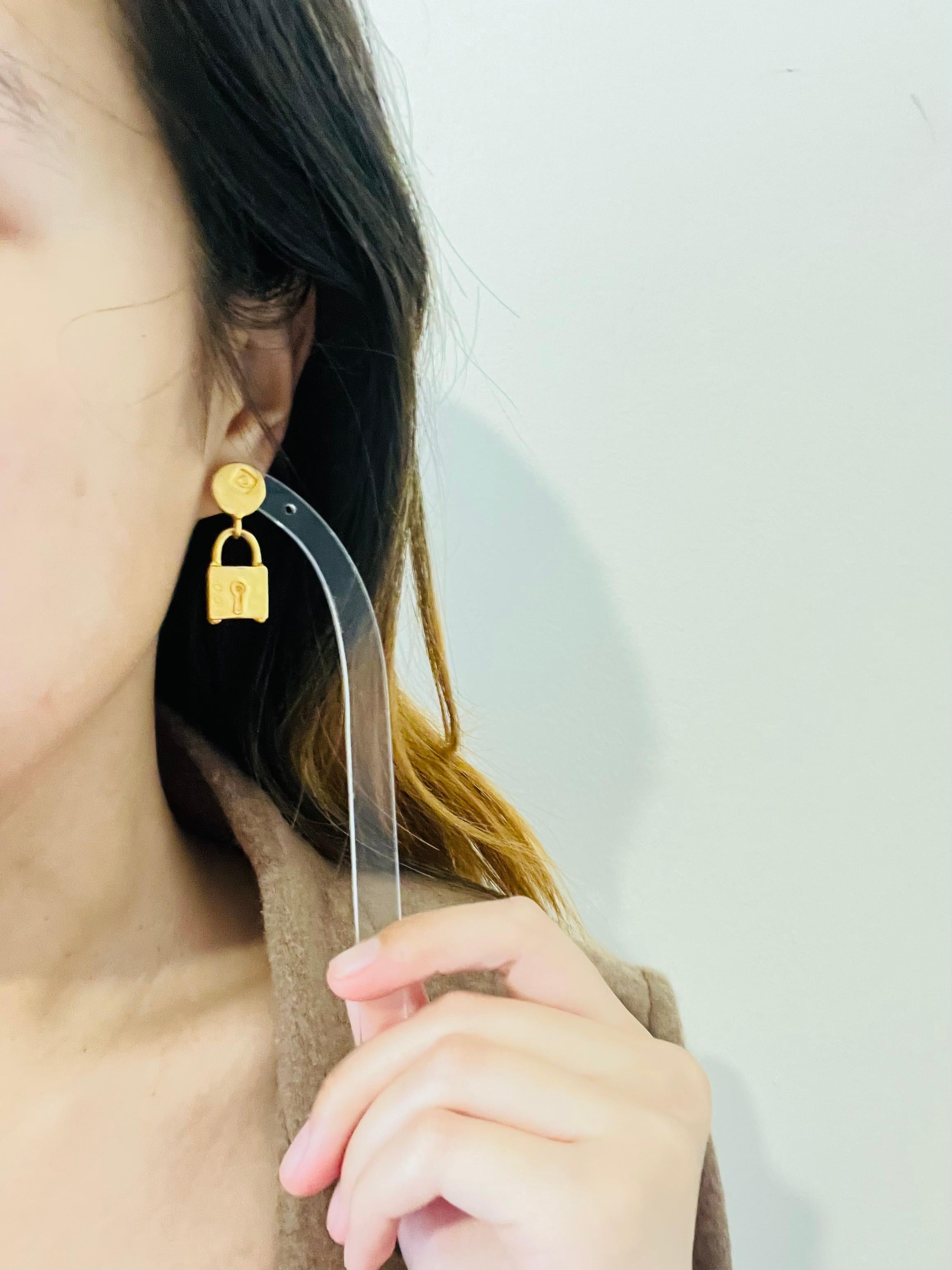 Karl Lagerfeld Vintage Classic Padlock Circle Logo Modernistische durchbohrte Ohrringe im Angebot 2