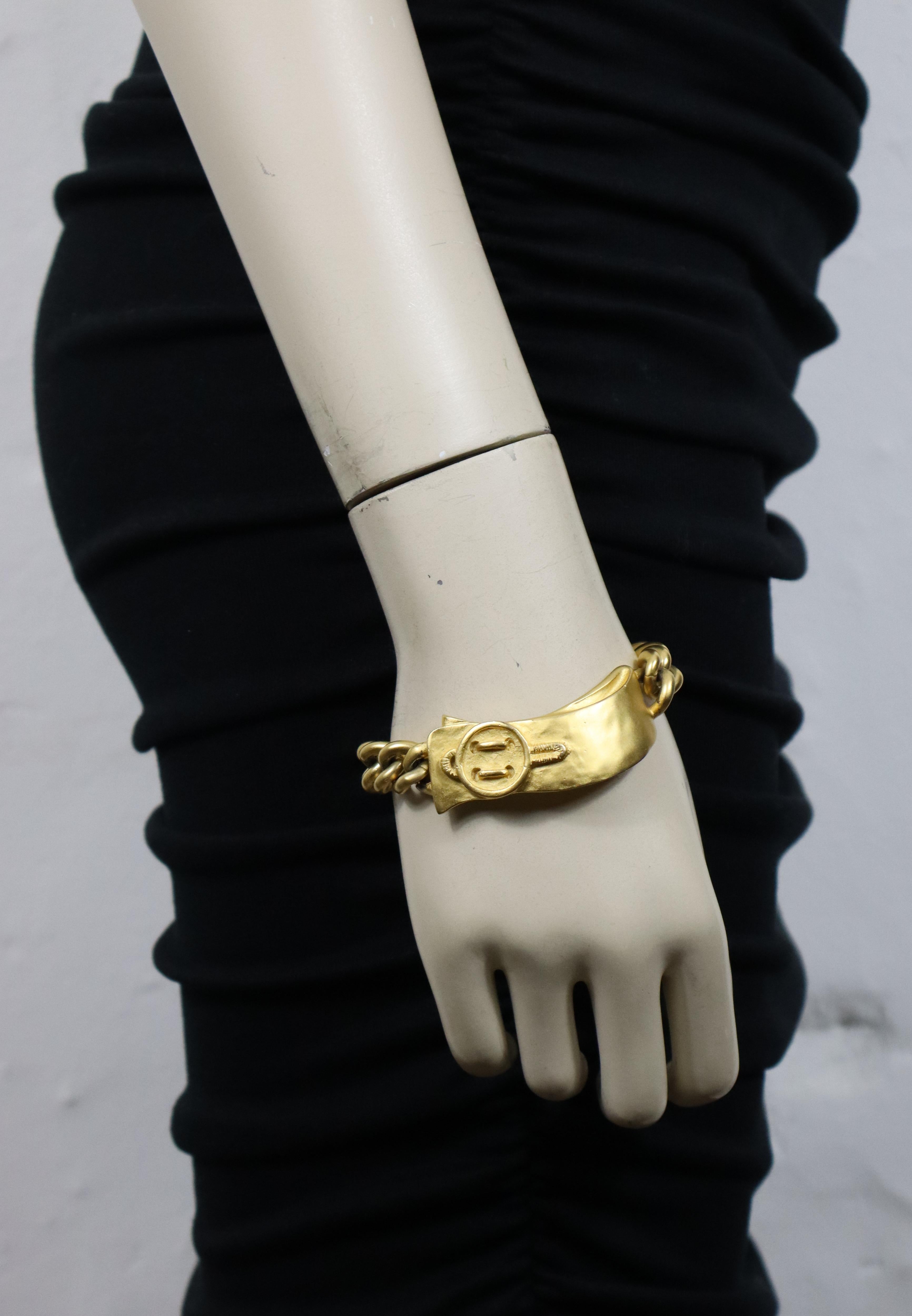 Bracciale a catena KARL LAGERFELD in tonalità oro vintage con motivo a bottoni.

Chiusura a moschettone regolabile.

KL in rilievo.

Misure indicative: lunghezza regolabile da circa 19 cm a 21 cm (da 7,48 pollici a 8,27 pollici) / larghezza della