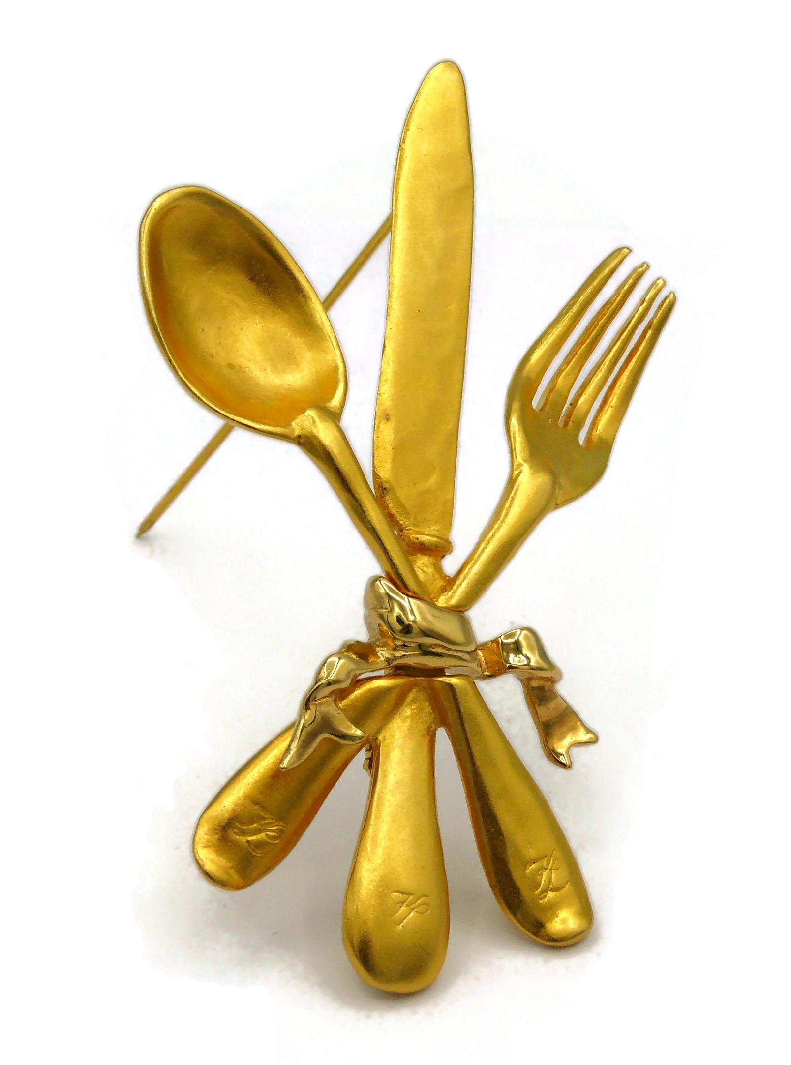 KARL LAGERFELD Vintage Gold Tone Cutlery Set Brooch In Good Condition For Sale In Nice, FR