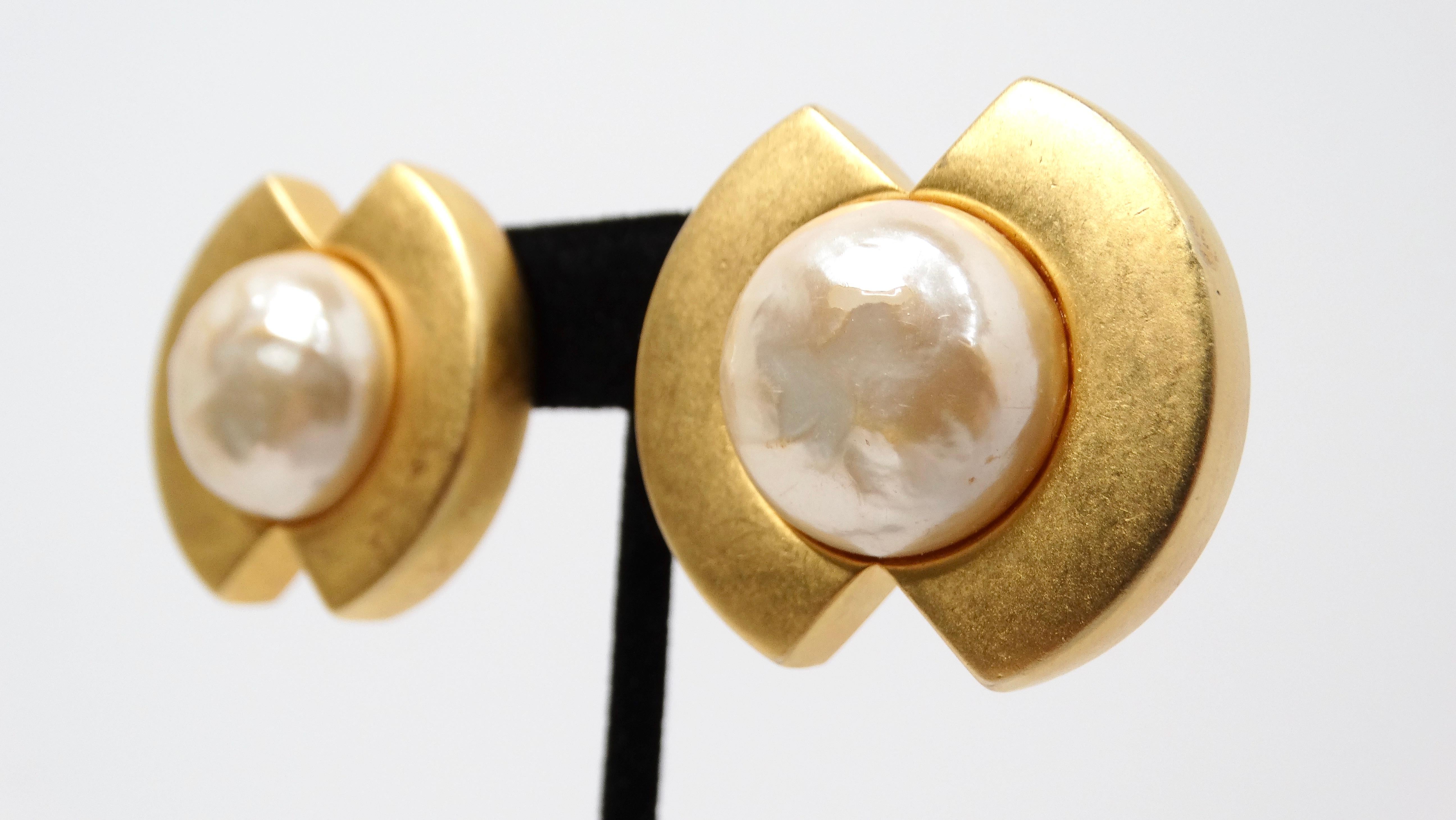 Élevez votre jeu d'accessoires avec les exquises boucles d'oreilles clipsées en perles fantaisie géométriques en tons dorés de Karl Lagerfeld Vintage. Ces remarquables boucles d'oreilles à clip présentent un design circulaire audacieux en métal doré