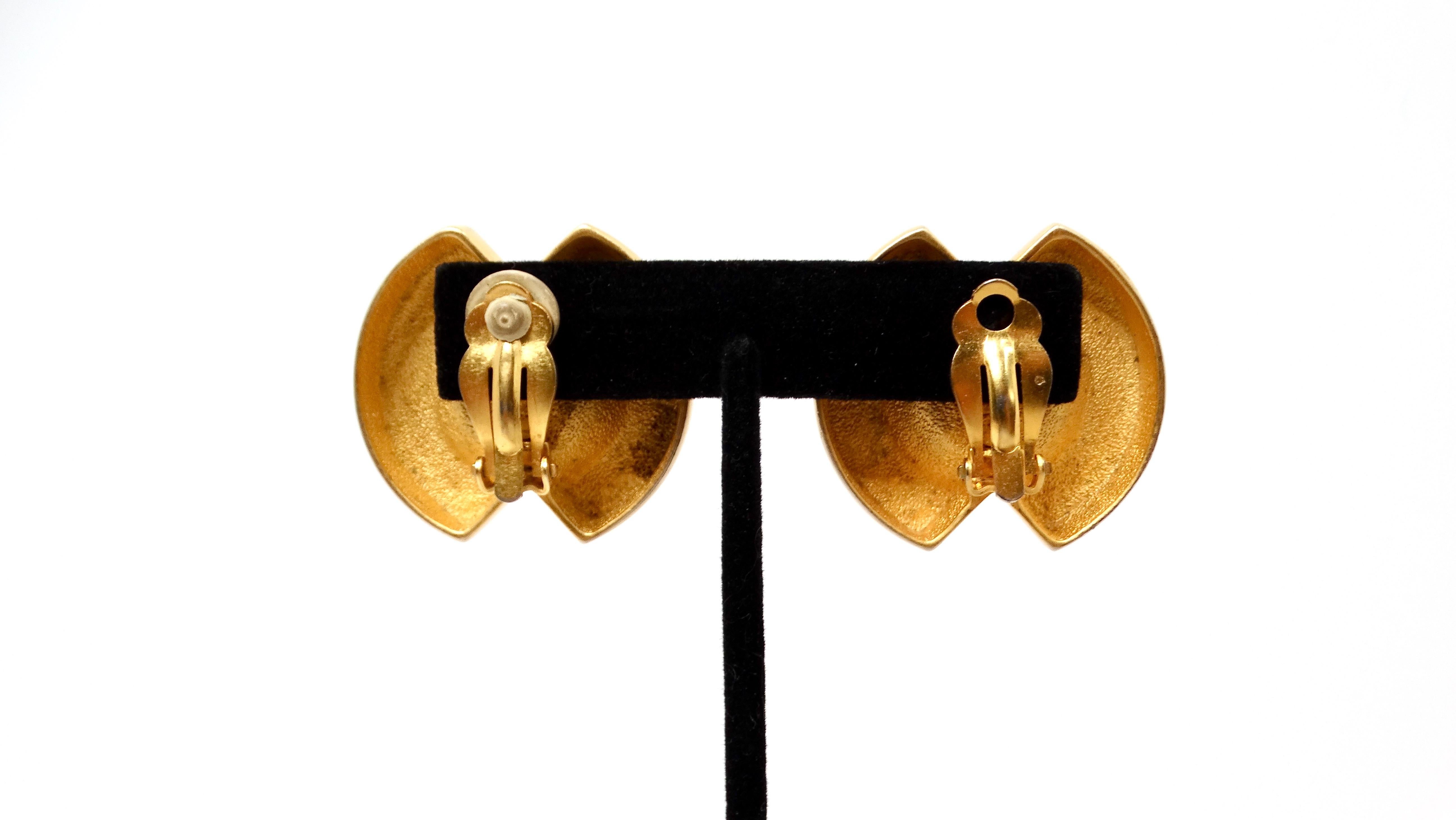 Karl Lagerfeld - Boucles d'oreilles à clip en or avec perles géométriques et fantaisie Bon état - En vente à Scottsdale, AZ