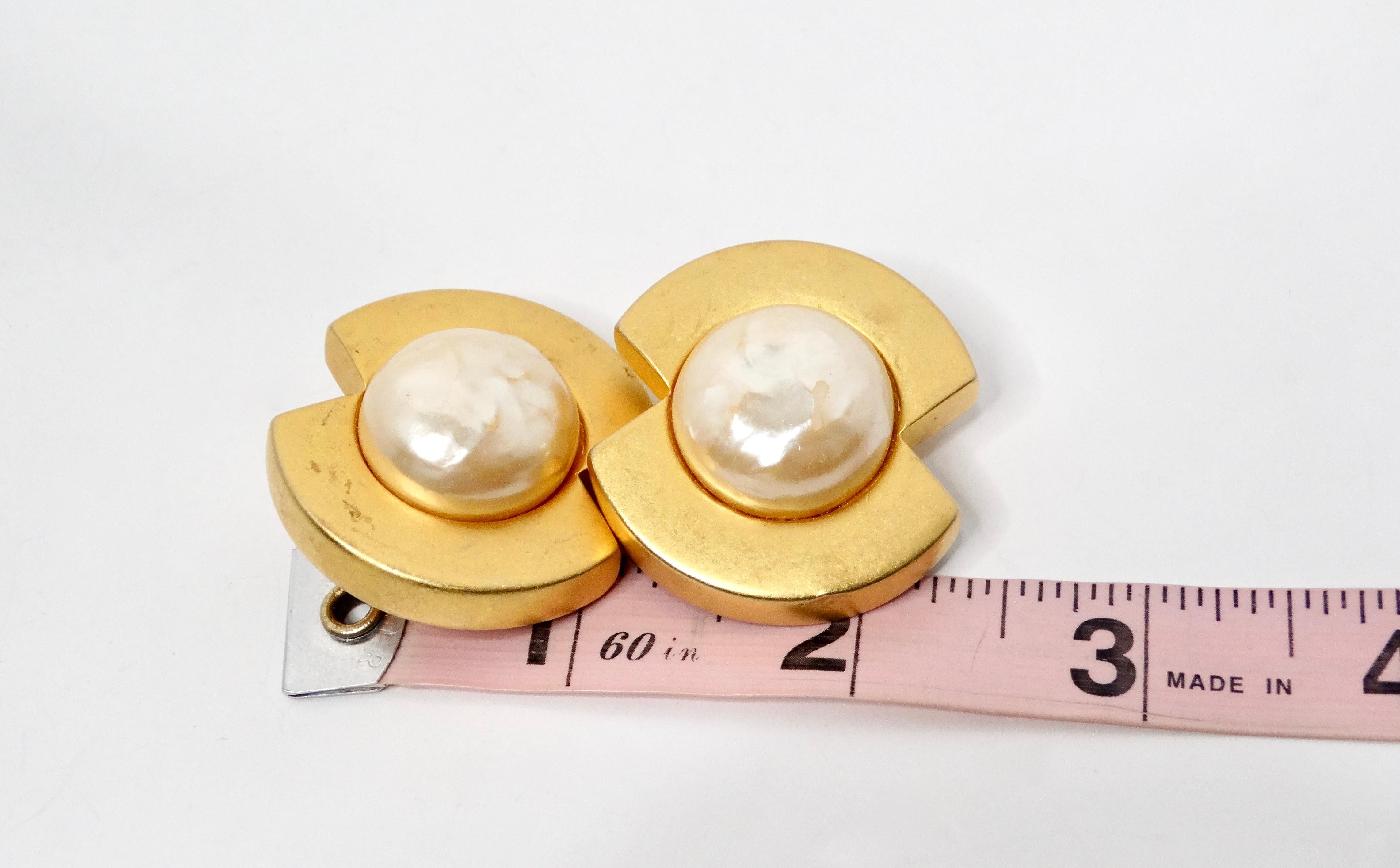Karl Lagerfeld - Boucles d'oreilles à clip en or avec perles géométriques et fantaisie en vente 1