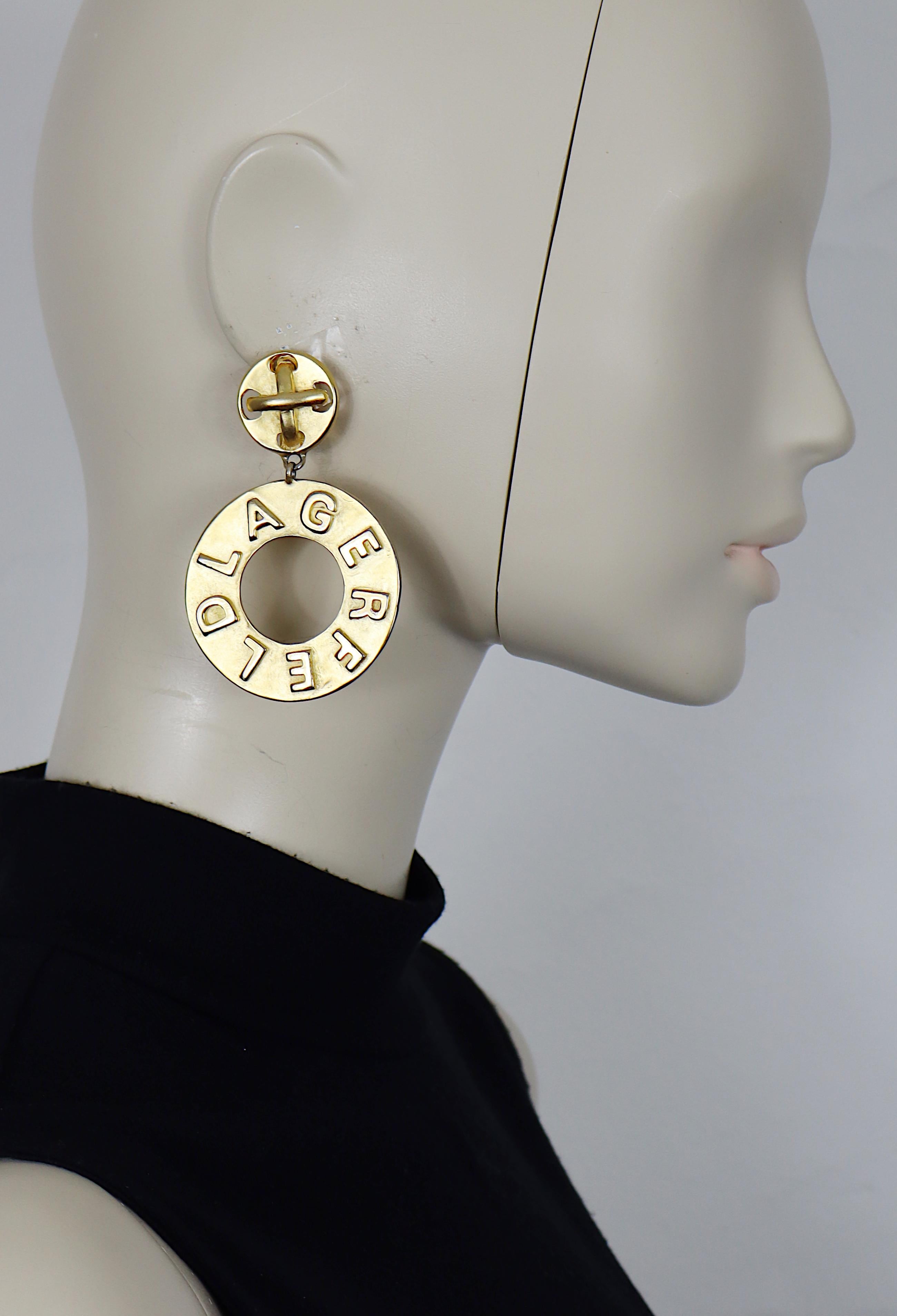 KARL LAGERFELD vintage gold tone hoop earrings (clip-on) embossed LAGERFELD and featuring a button design top.

Embossed KL.

Indicative measurements : height approx. 7.5 cm (2.95 inches) / max. diameter approx. 4.8 cm (1.89 inches).

Material :
