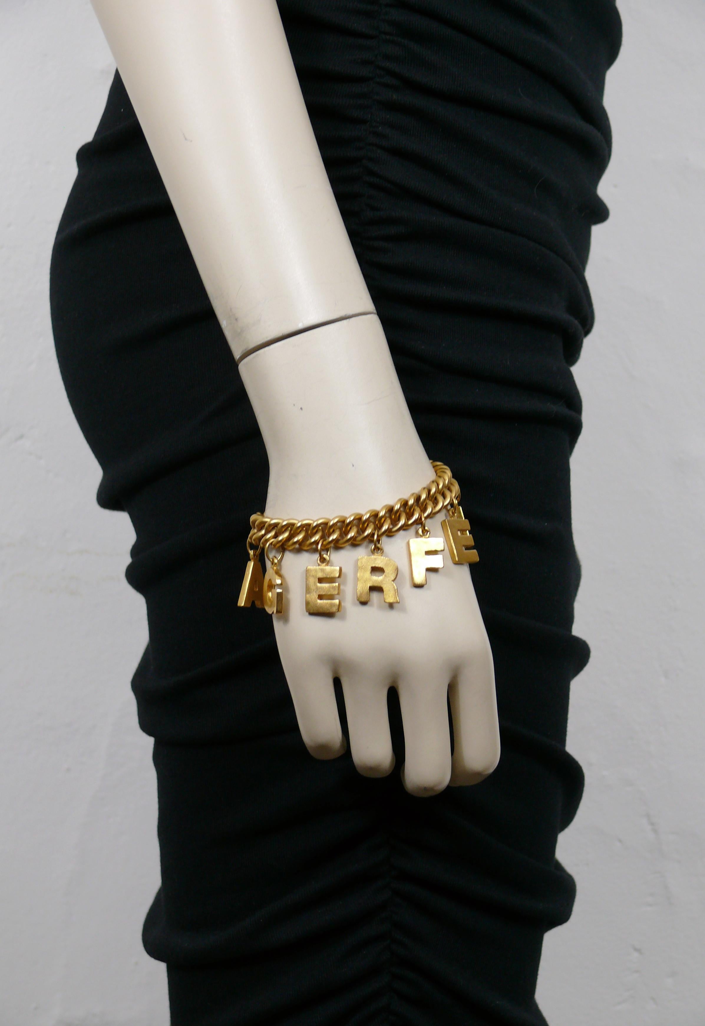 KARL LAGERFELD vintage gold tone chain bracelet featuring L A G E R F E L D lettering charms.

Adjustable lobster clasp closure.

Embossed KL.

Indicative measurements : adjustable length from approx. 18.5 cm (7.28 inches) to approx. 20.5 cm (8.07