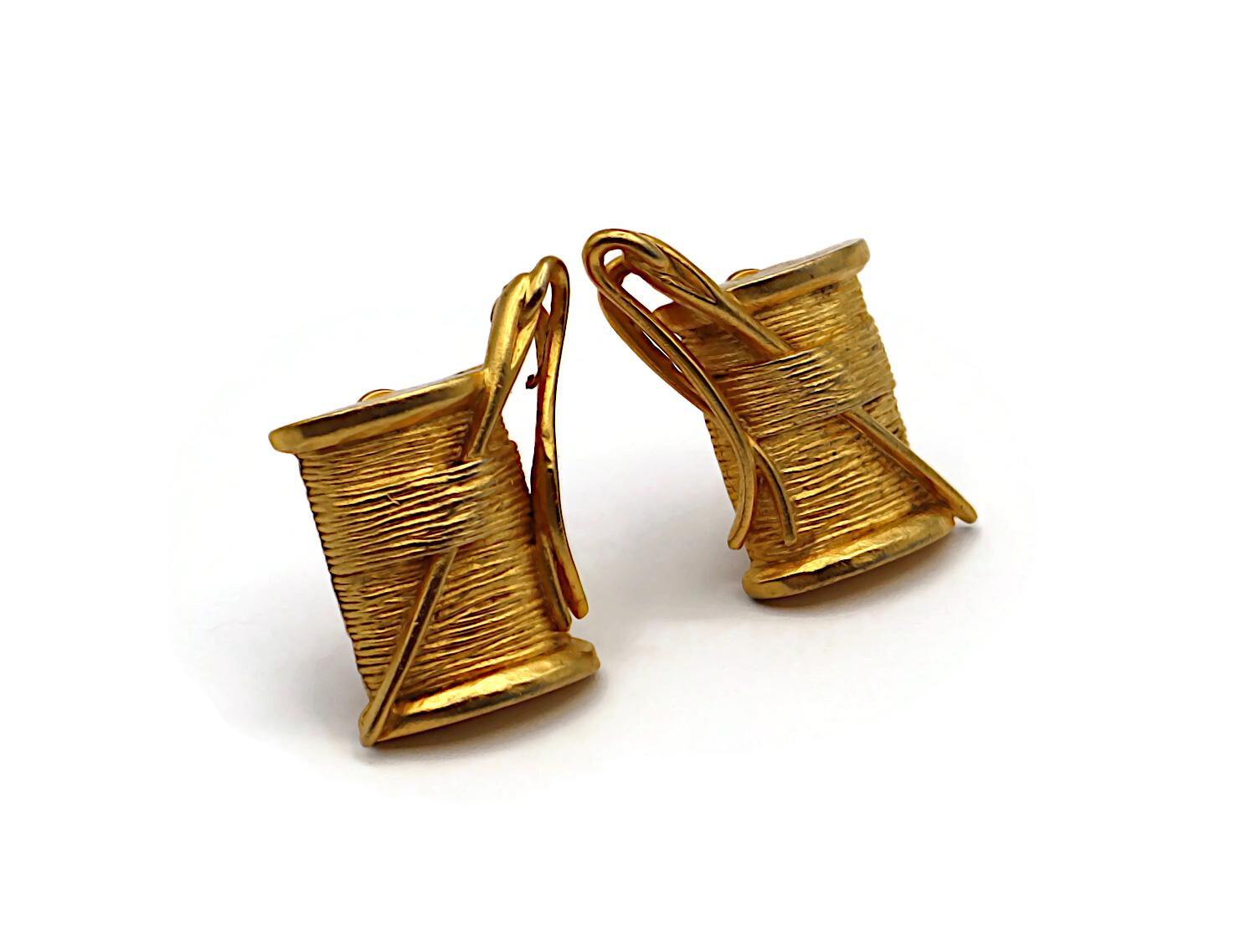 KARL LAGERFELD Vintage Gold Tone Needle & Thread Clip-On Earrings In Good Condition For Sale In Nice, FR
