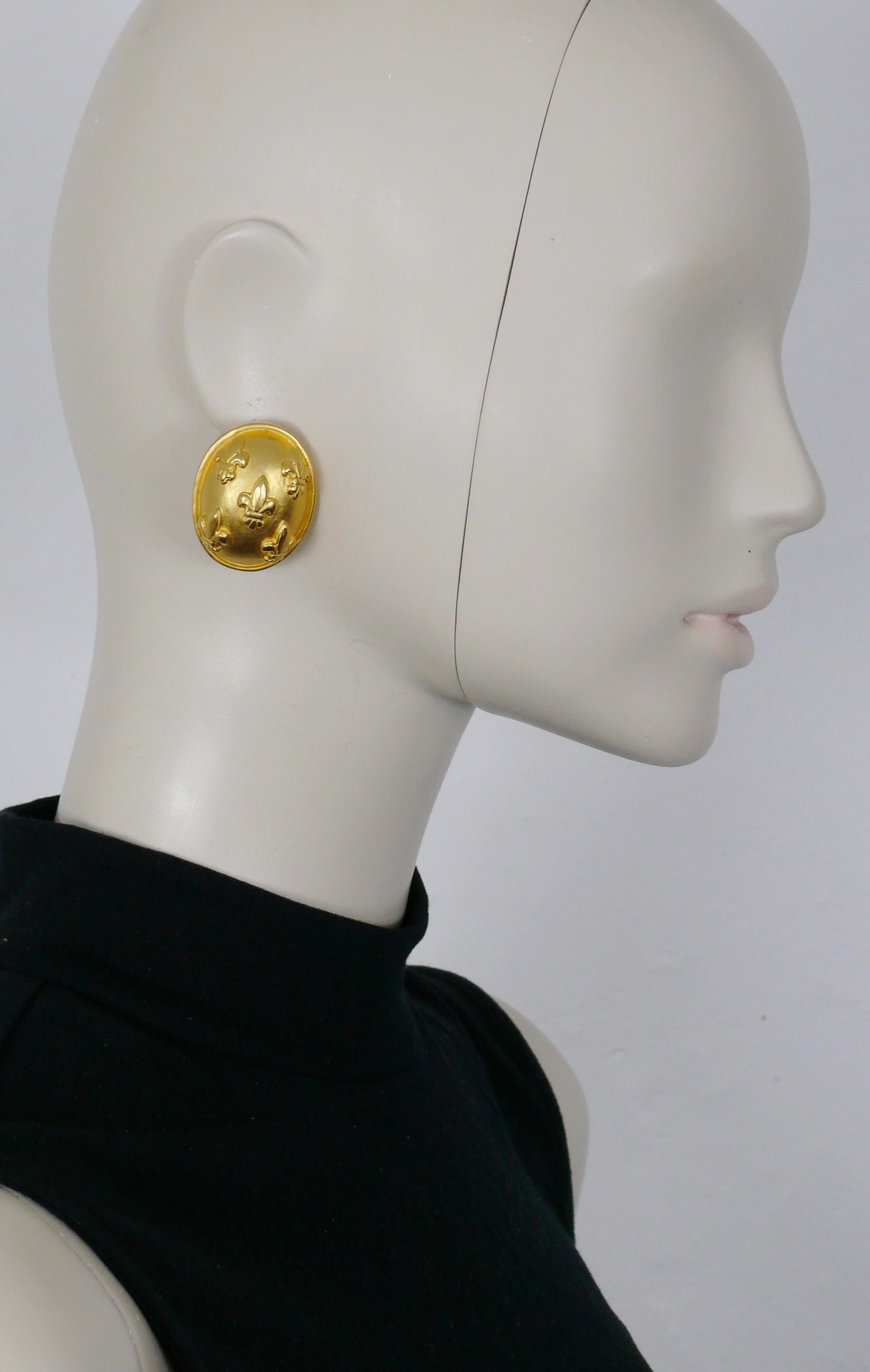 KARL LAGERFELD vintage massive matte gold toned domed clip-on earrings embossed with fleurs de lys.

Embossed KL.

Indicative measurements : height approx. 3.6 cm (1.42 inches) / width approx. 2.8 cm (1.10 inches).

NOTES
- This is a preloved