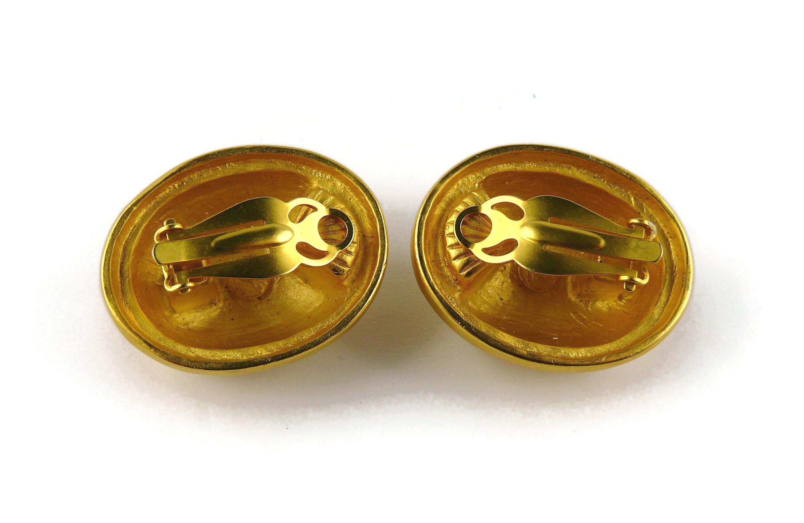Karl Lagerfeld Vintage Massive Gold Toned Fleur de Lys Clip-On Earrings In Good Condition For Sale In Nice, FR