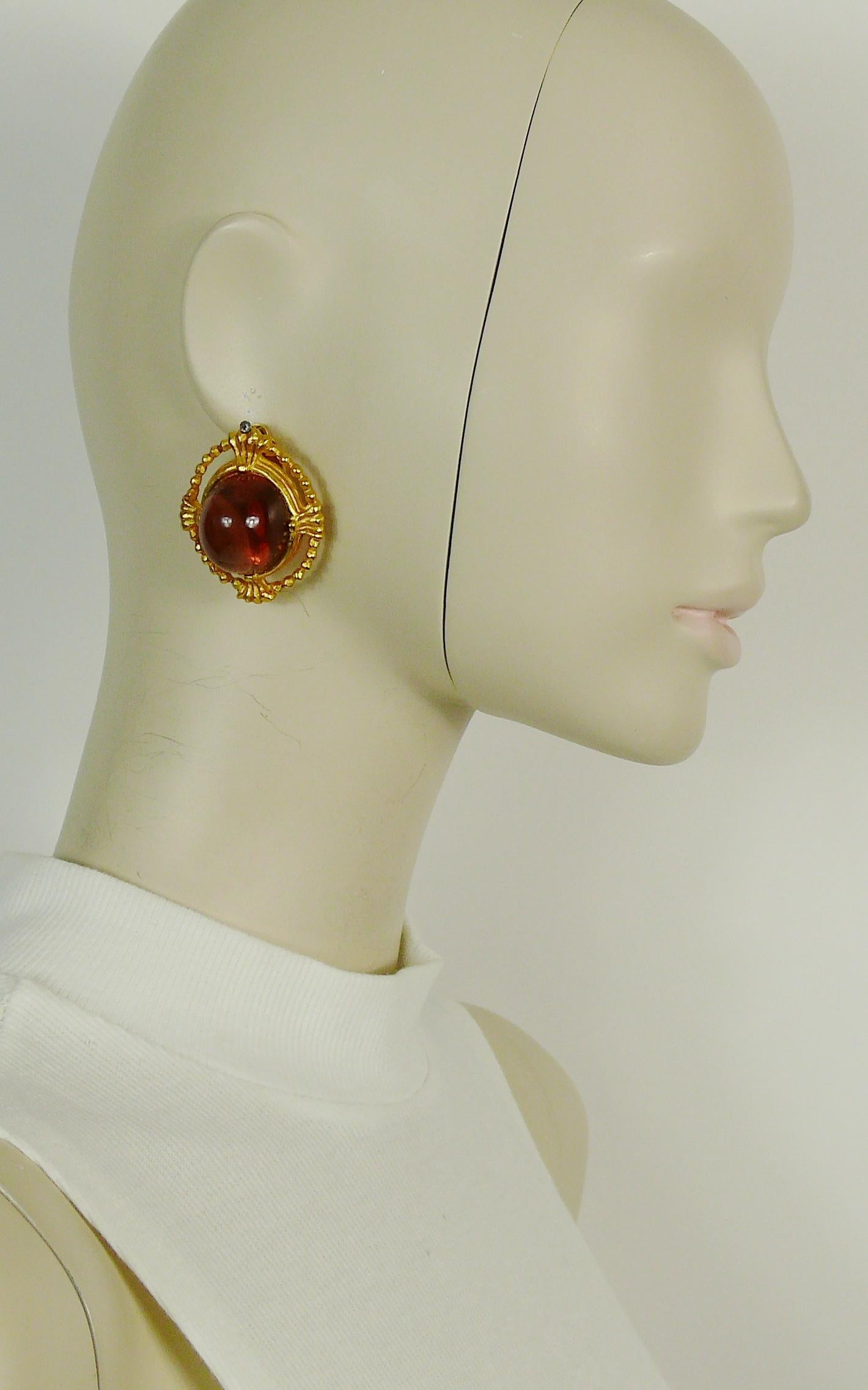 KARL LAGERFELD vintage massive gold toned clip-on earrings featuring a large domed resin cabochon.

IMPORTANT INFORMATION 
Please note that the colour of each resin cabochon is different, as per original manufacturing.

Embossed KL.

Indicative