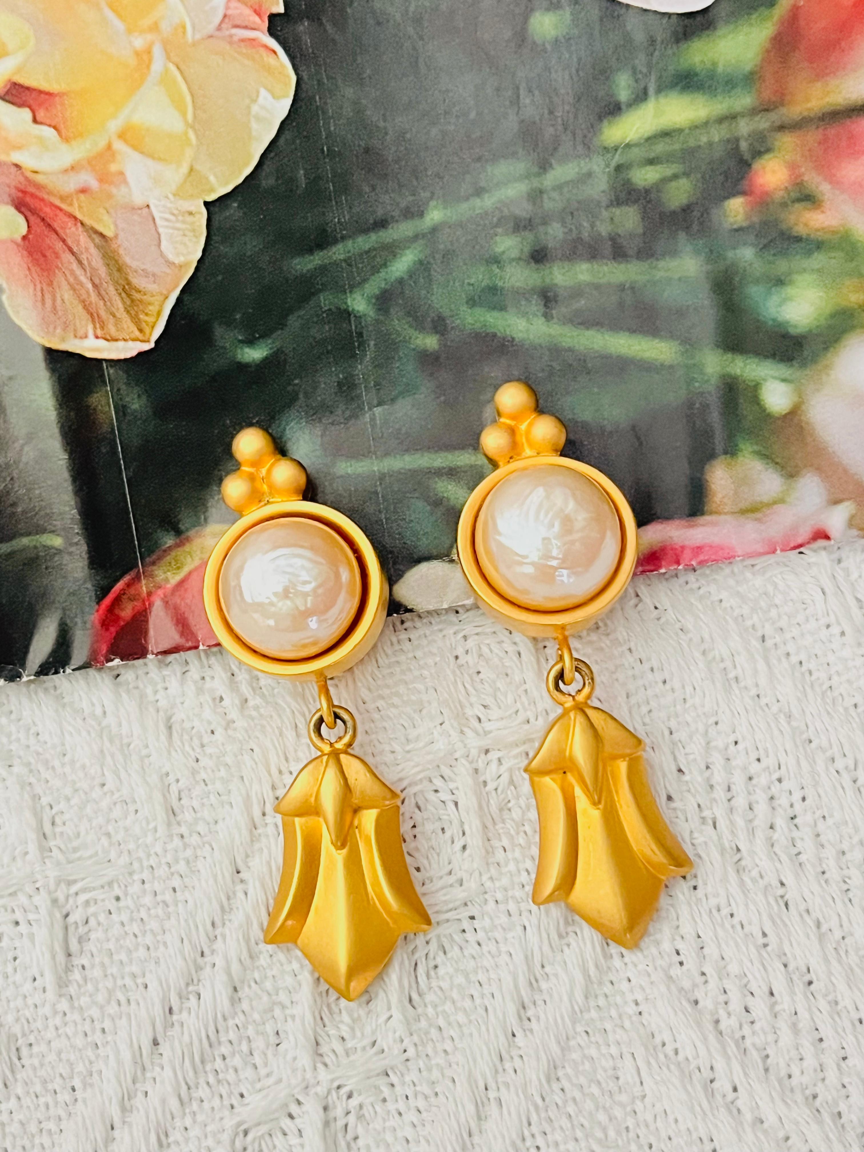 Karl Lagerfeld Vintage Matte Bow Fan Circle Round White Pearl Long Leaf Drop Clip Earrings, Gold Plated

Very good condition. Light scratches or colour loss, barely noticeable. 100% Genuine. 

A very beautiful pair of earrings by Karl Lagerfeld,