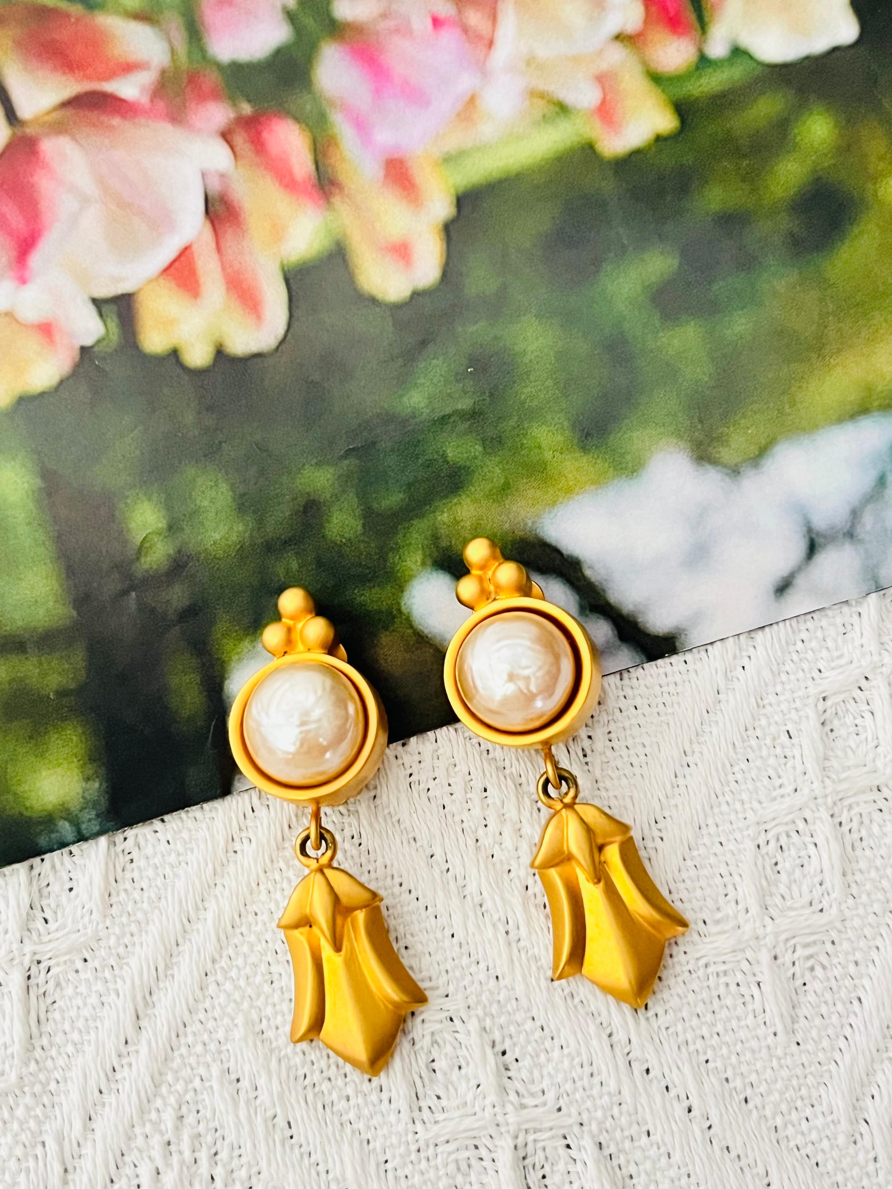 Karl Lagerfeld Vintage Matte Bow Circle White Pearl Leaf Drop Gold Clip Earrings In Good Condition For Sale In Wokingham, England