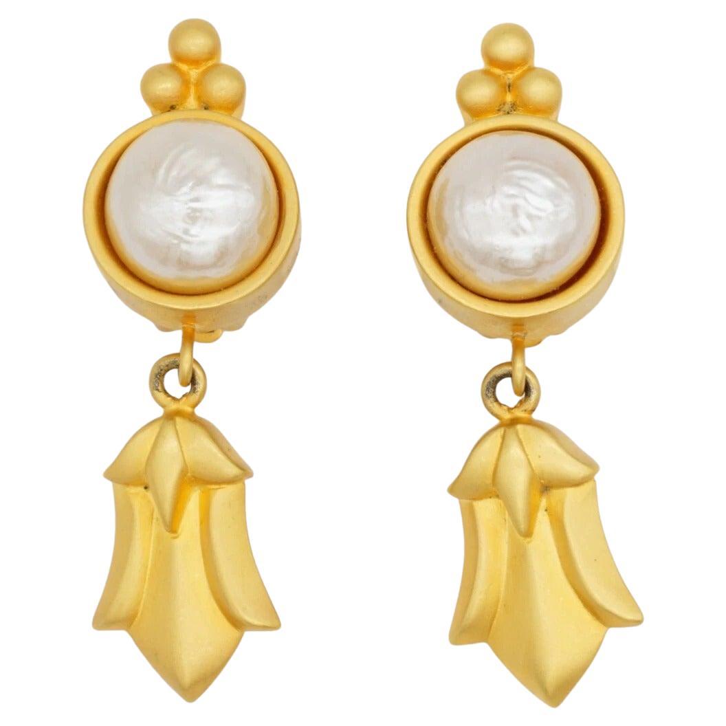 Karl Lagerfeld Vintage Matte Bow Circle White Pearl Leaf Drop Gold Clip Earrings im Angebot