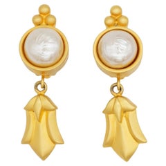 Boucles d'oreilles Karl Lagerfeld vintage, rares, dorées mates, en forme de nœud circulaire, avec une perle blanche en forme de feuille et un pendentif en forme de goutte
