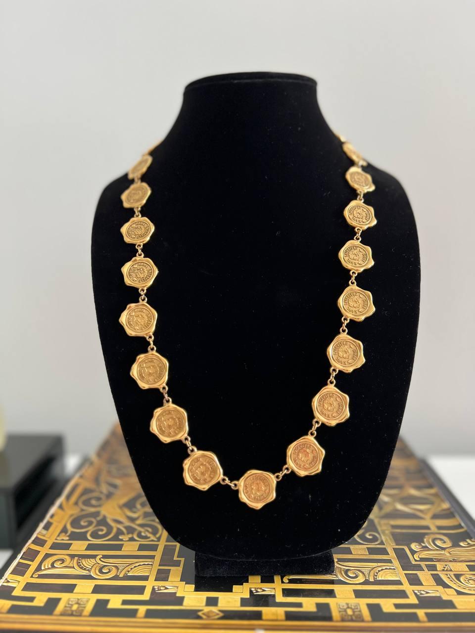 Vintage Karl Lagerfeld runway gold-plated wax coin KL logo seal necklace.

Reversible. KL on one side and Karl Lagerfeld Paris on the back side.

Length – 73 cm

Condition – very good

........Additional information ........

- Photo might be