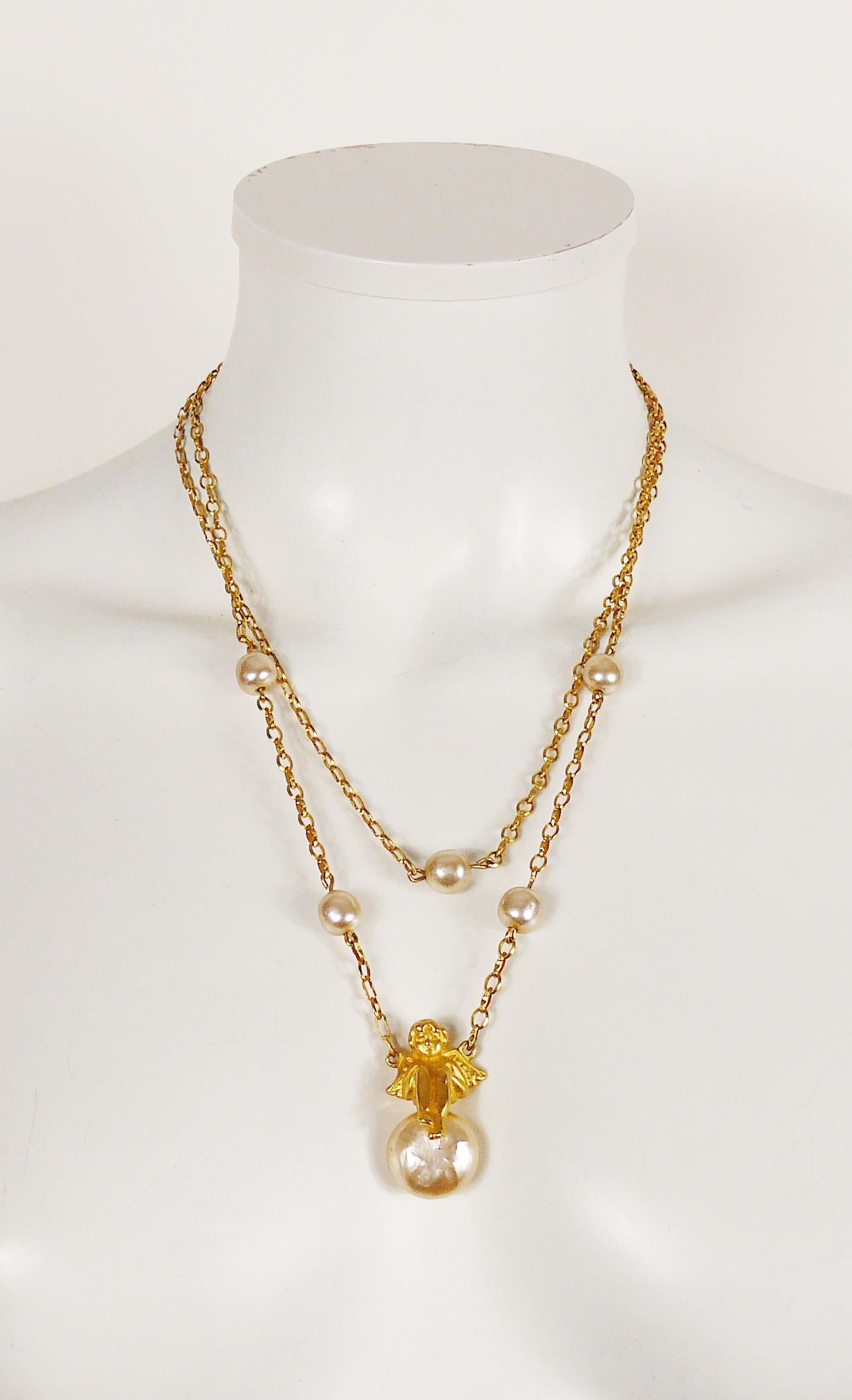 KARL LAGERFELD vintage gold toned two-tier cherub and pearl necklace.

Lobster clasp closure.
Adjustable length.

Embossed KL.

Indicative measurements : chain length from approx. 44.5 cm (17.52 inches) to approx. 50.5 cm (19.88 inches).

JEWELRY