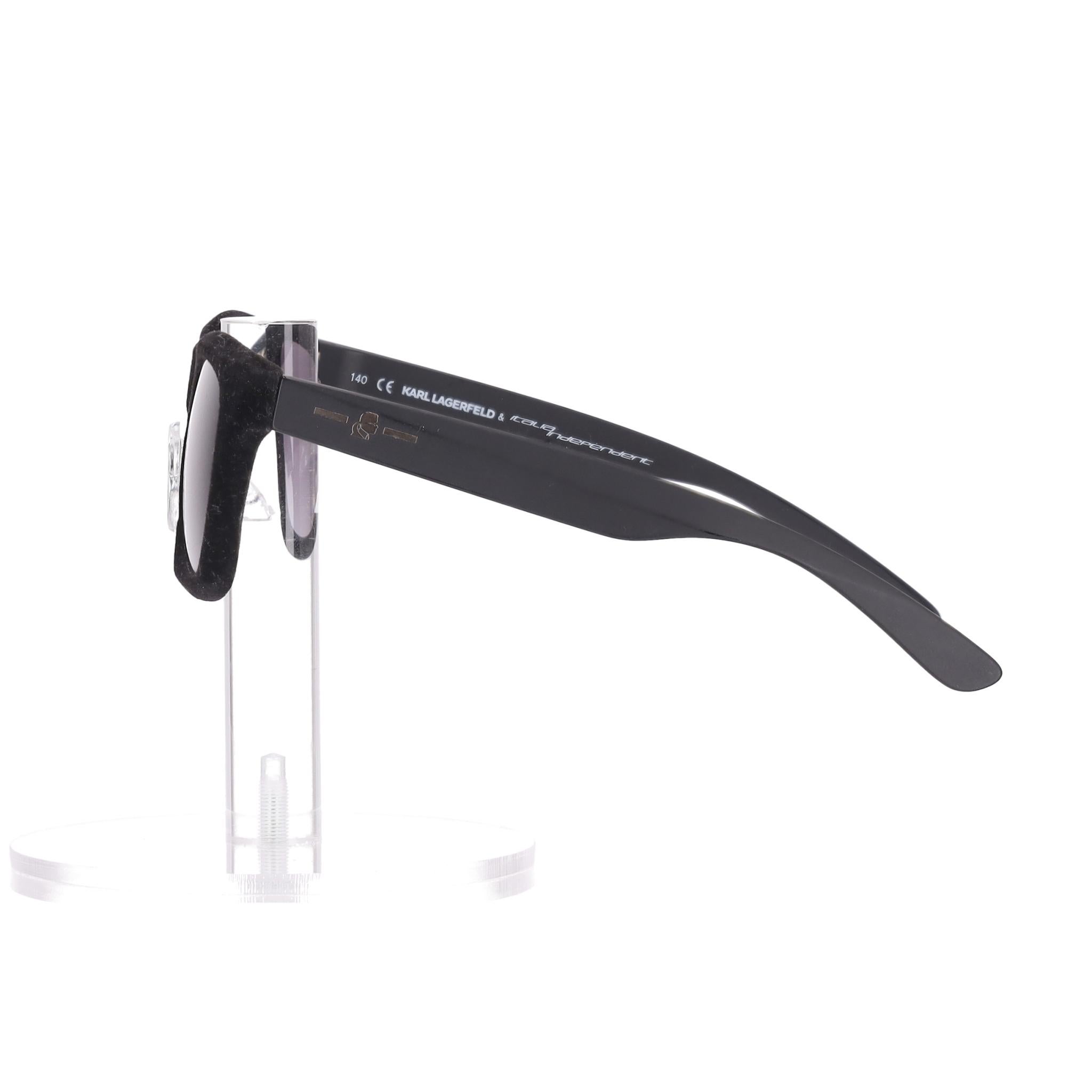 Occhiali da sole Karl Lagerfeld x Italia Independent Wayfarer Velvet

Occhiali da sole neri con montatura in velluto e stanghette in acetato tonale.

Con il logo Karl Lagerfeld sul lato e le lenti sfumate.

Prezzo di listino circa 110 euro

Taglia -