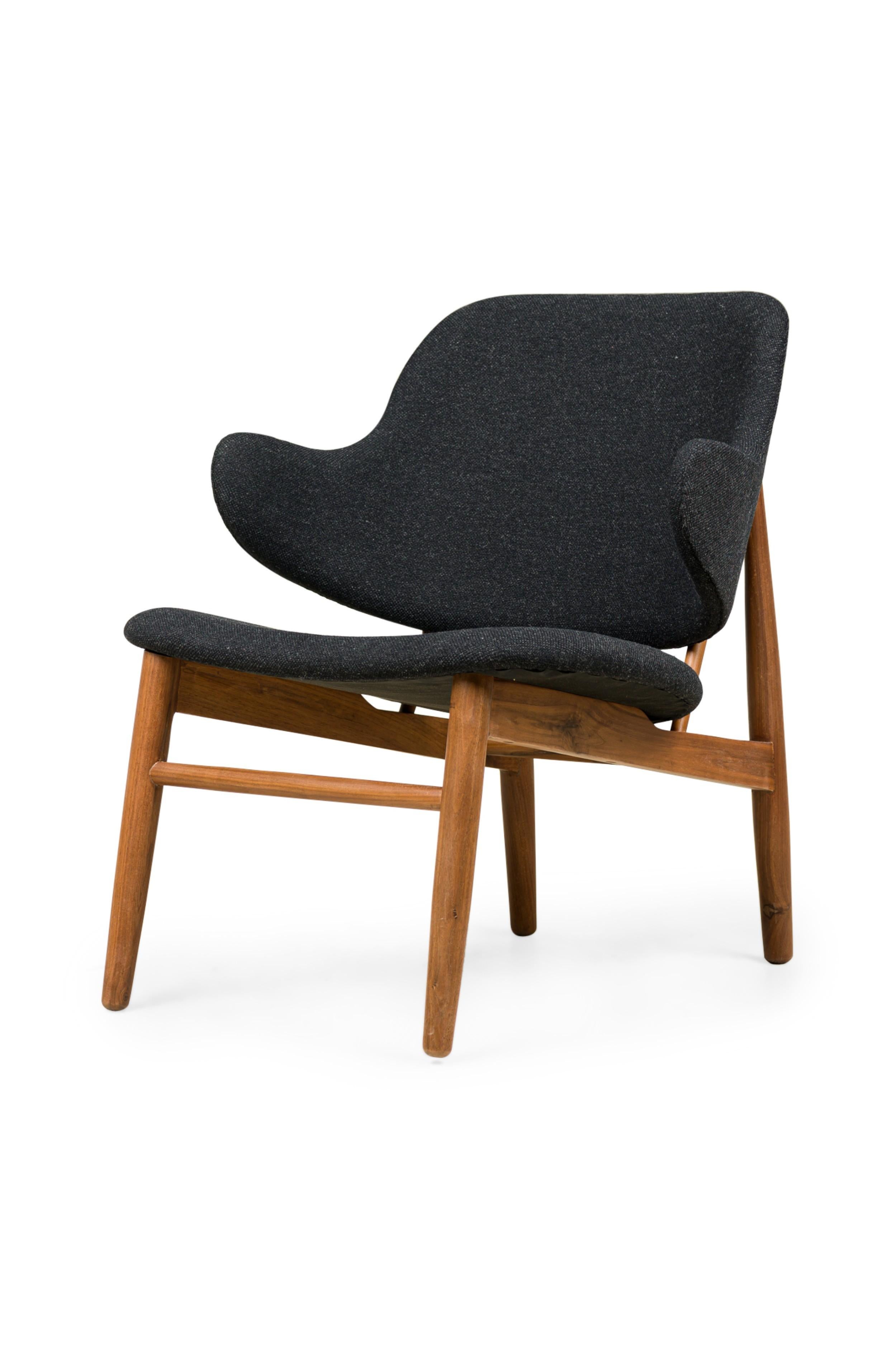 Mid-Century moderno Poltrone imbottite Karl in stile metà secolo in noce e grigio antracite testurizzato in vendita