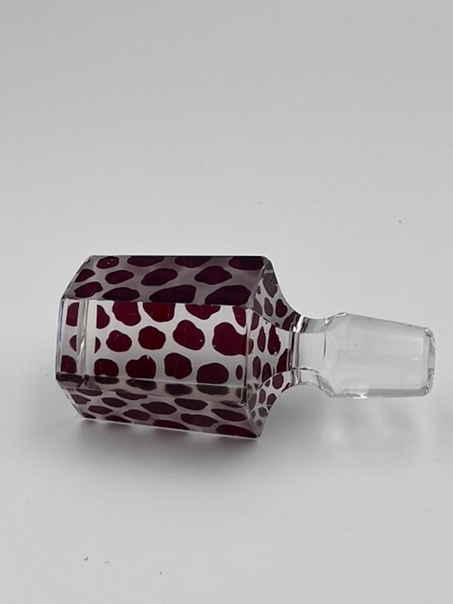 Karl Palda Bottiglia di Colonia Art Deco / Decanter con disegno di ghepardo rosso rubino in vendita 5