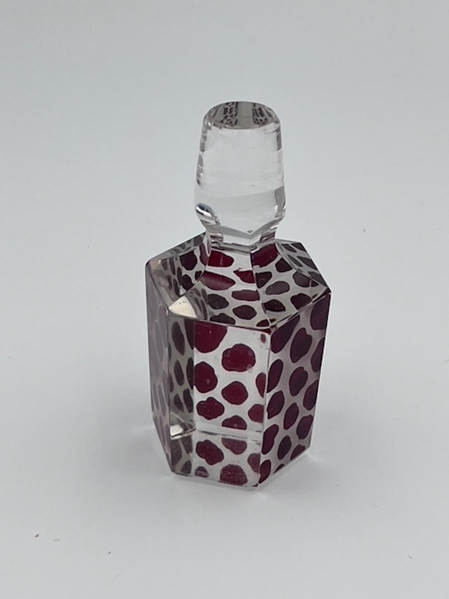 Karl Palda Bottiglia di Colonia Art Deco / Decanter con disegno di ghepardo rosso rubino in vendita 6