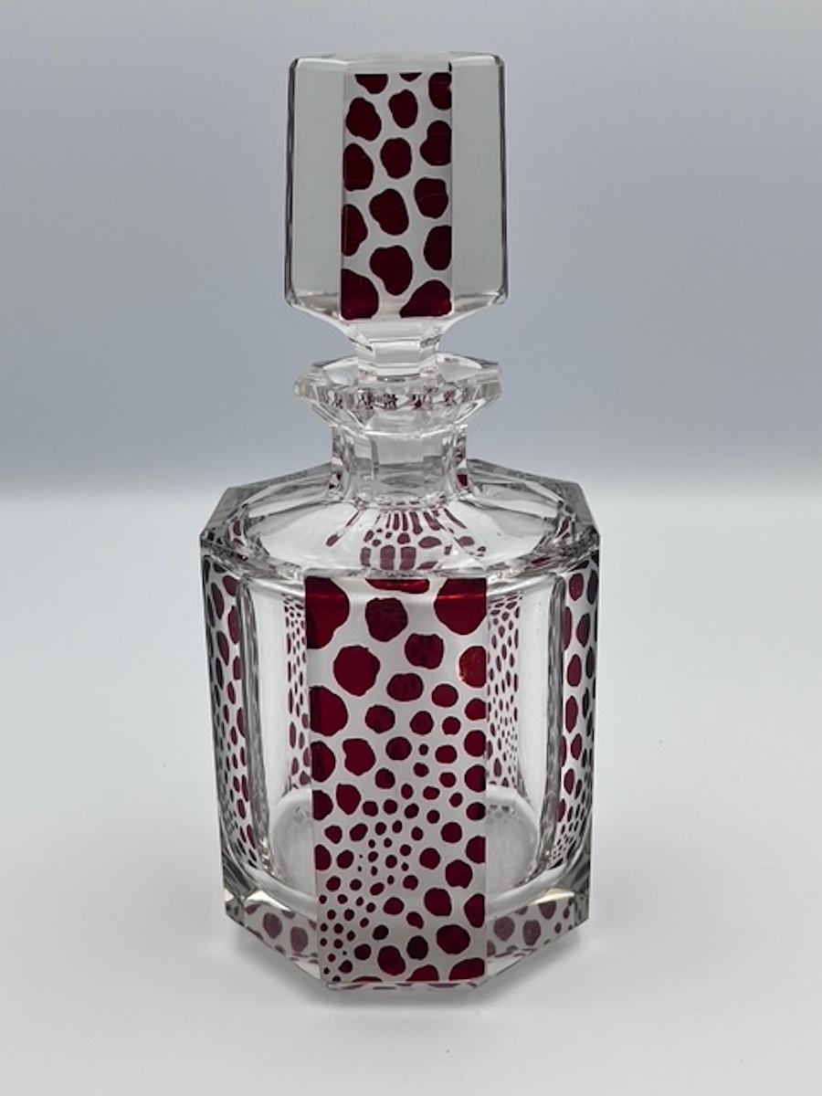Karl Palda, flacone di Colonia Art Deco - Raro disegno di ghepardo rosso rubino, anni '30

Questo squisito flacone / decanter per acqua di colonia Art Deco degli anni '30 di Karl Palda è un esempio lampante dell'eleganza audace e geometrica che
