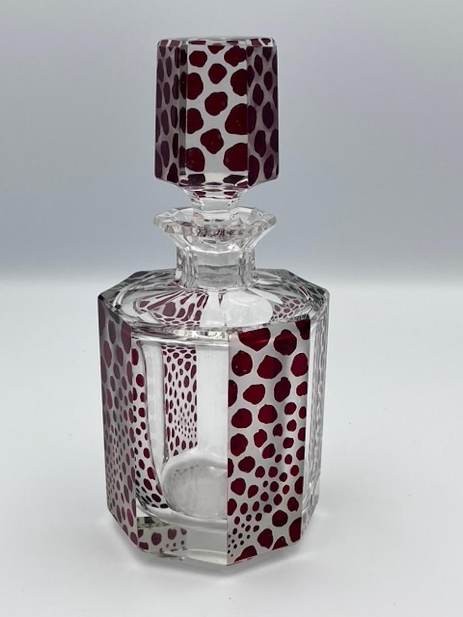 Art Déco Karl Palda Bottiglia di Colonia Art Deco / Decanter con disegno di ghepardo rosso rubino in vendita