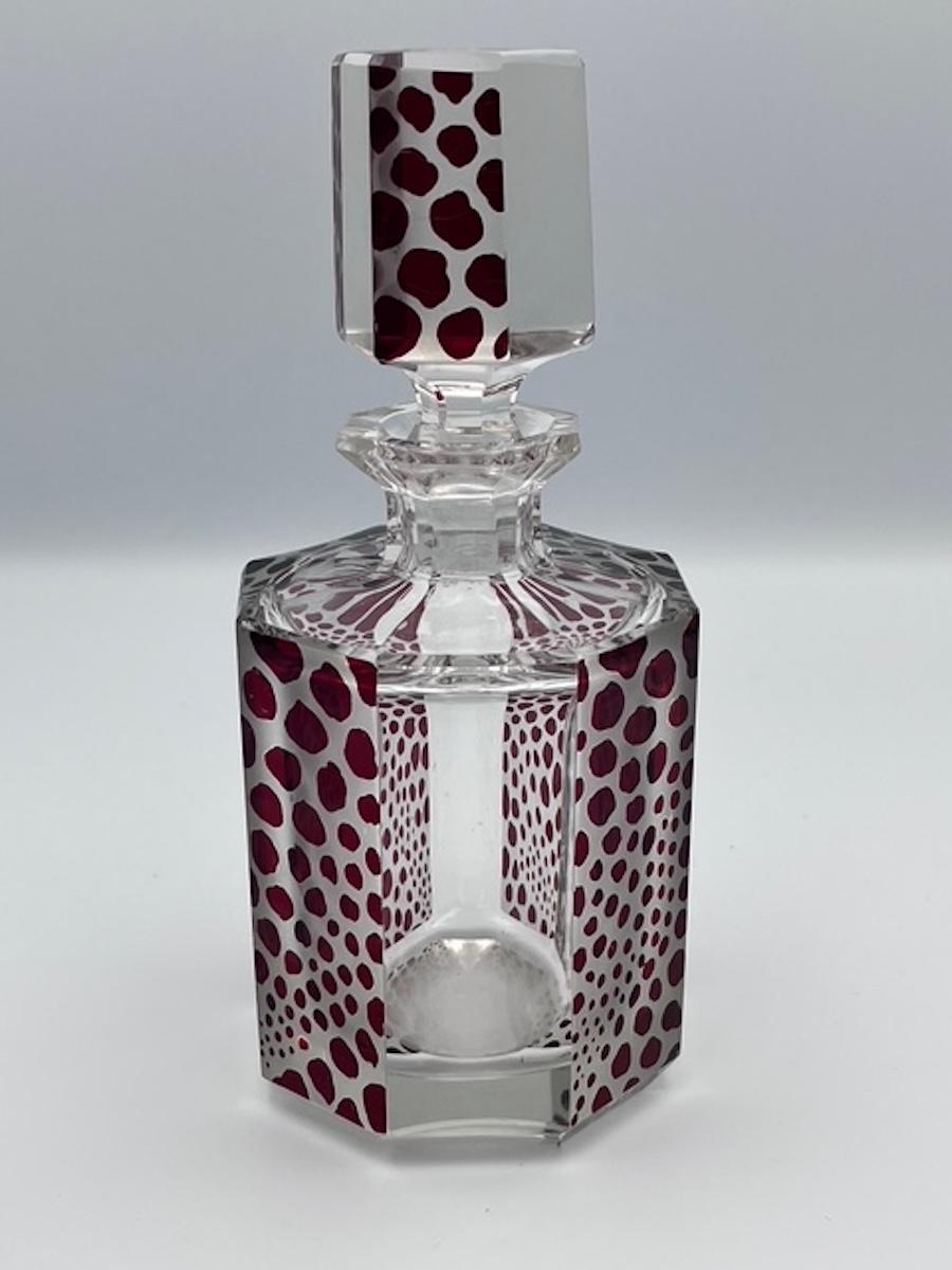 Realizzato con acquaforte Karl Palda Bottiglia di Colonia Art Deco / Decanter con disegno di ghepardo rosso rubino in vendita