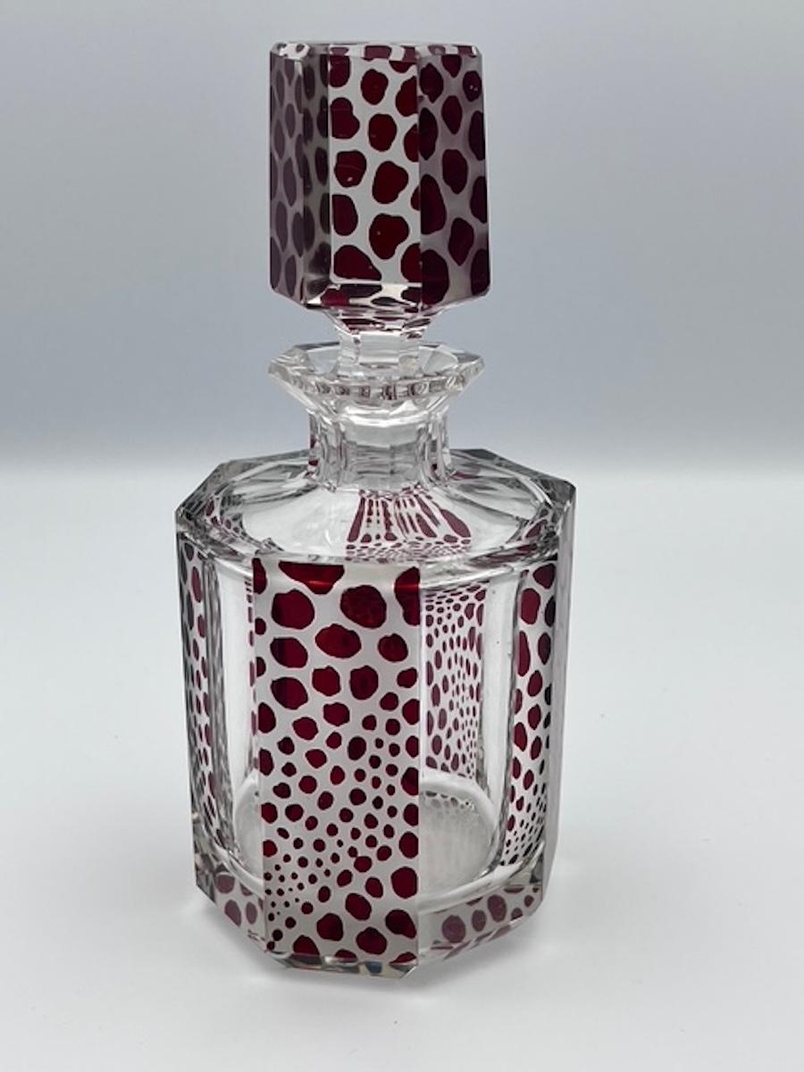 Karl Palda Bottiglia di Colonia Art Deco / Decanter con disegno di ghepardo rosso rubino In condizioni ottime in vendita a Red Lion, PA