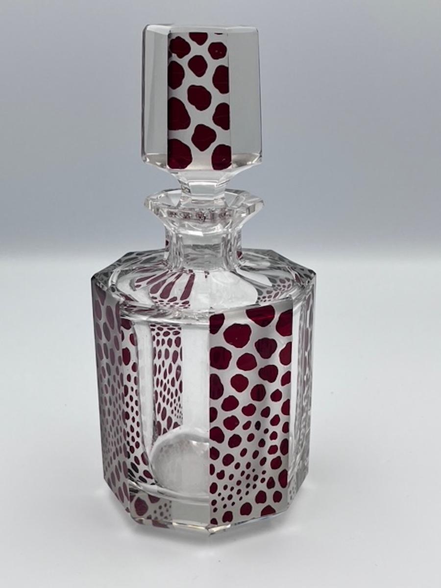 Metà XX secolo Karl Palda Bottiglia di Colonia Art Deco / Decanter con disegno di ghepardo rosso rubino in vendita