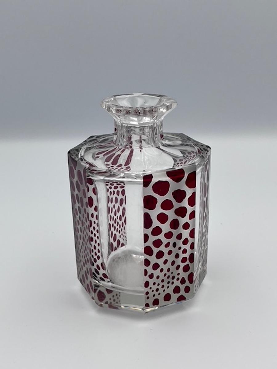 Vetro Karl Palda Bottiglia di Colonia Art Deco / Decanter con disegno di ghepardo rosso rubino in vendita