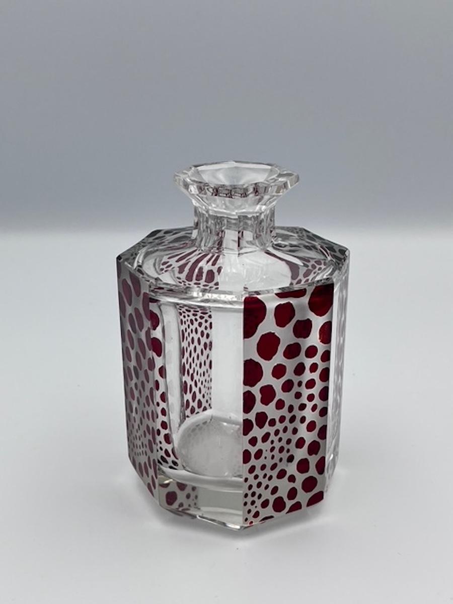 Karl Palda Bottiglia di Colonia Art Deco / Decanter con disegno di ghepardo rosso rubino in vendita 1