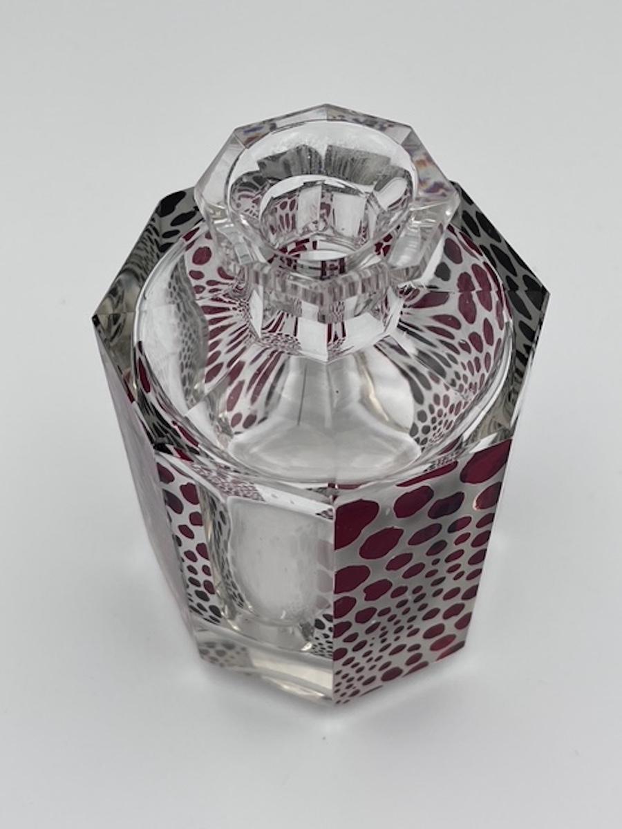 Karl Palda Bottiglia di Colonia Art Deco / Decanter con disegno di ghepardo rosso rubino in vendita 2