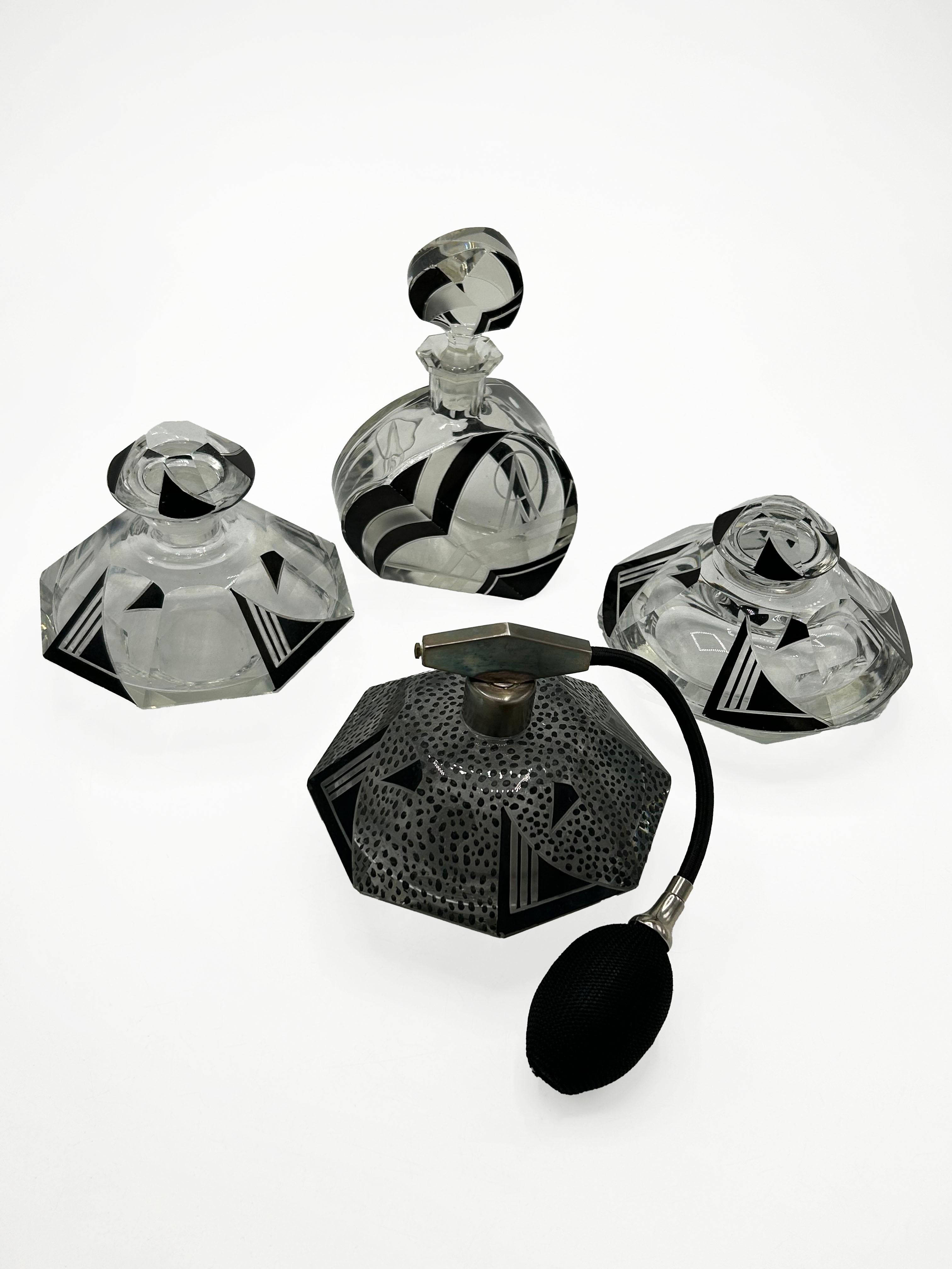 Set da toilette Art Deco di Karl Palda
Uno squisito set da toilette di Karl Palda, realizzato in Cecoslovacchia intorno agli anni Trenta. Questo elegante set di quattro pezzi è realizzato in cristallo e decorato con motivi geometrici smaltati in