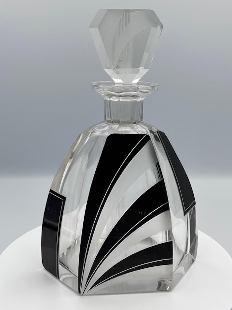Un eccellente decanter in vetro Art Deco disegnato da Carl Palda, risalente al 1930 circa. Taglio e geometrie superbi, il decanter ha il suo tappo originale.

Data e origine

Haida, Bohemia, 1930 circa.

Condizione

Il decanter è in condizioni