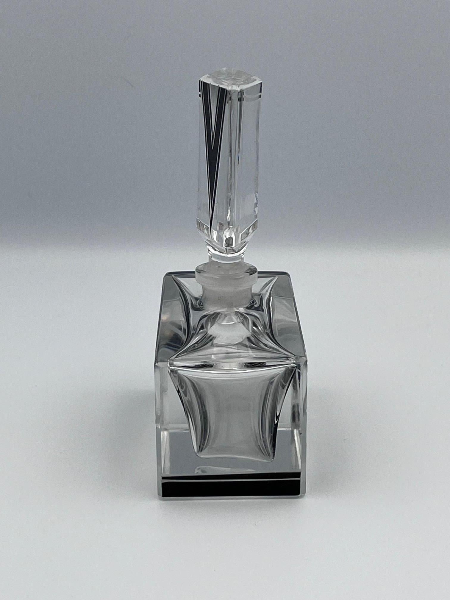 Art Déco Bottiglia di profumo in vetro inciso e smalto di Karl Palda in vendita