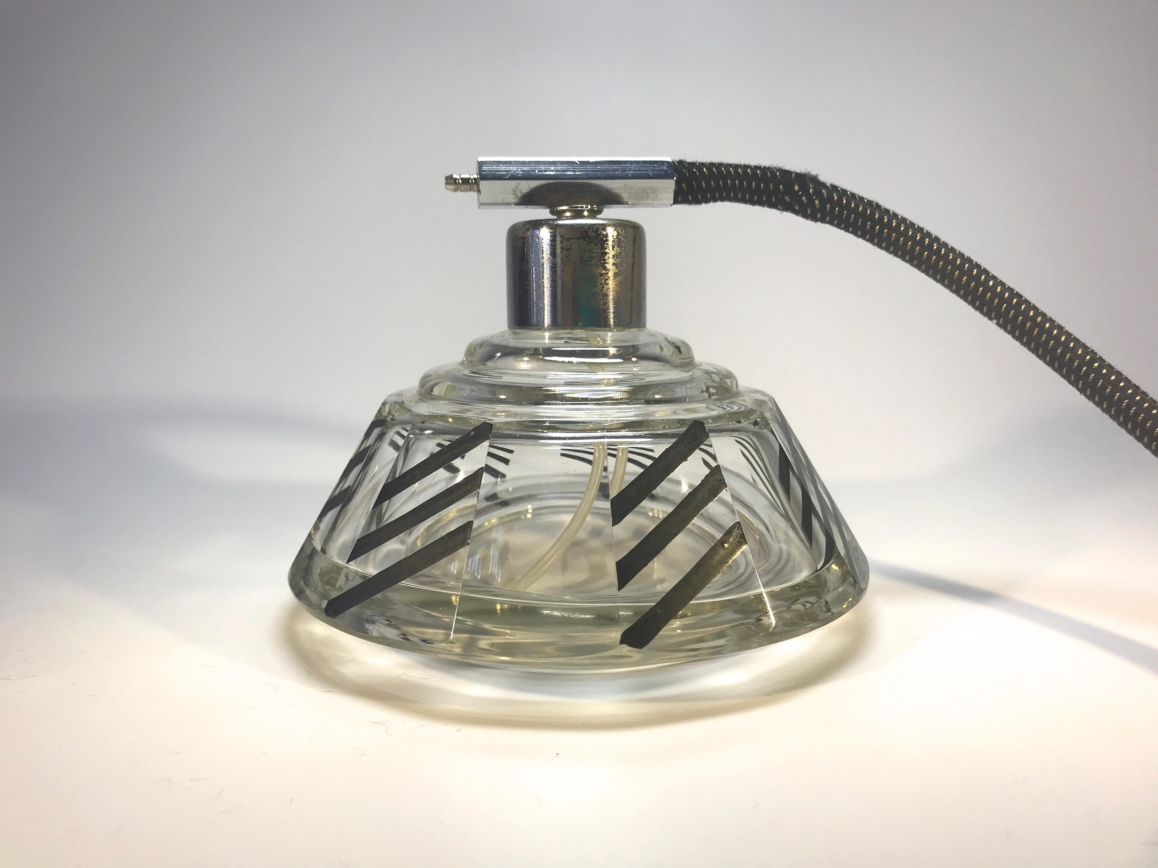 Superbe Karl Palda Art Déco grand vaporisateur de parfum en cristal des années 30
Un impressionnant flacon rond transparent avec des lignes géométriques audacieuses en émail noir, en excellent état
Ampoule et gland en soie d'origine
Vintage Bohème,