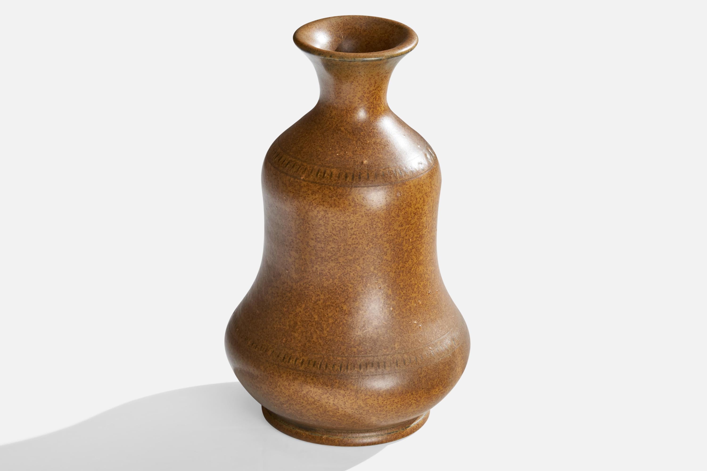 Vaso in gres smaltato marrone disegnato da Karl Persson e prodotto da Höganäs Keramik, Svezia, anni '40 circa.

