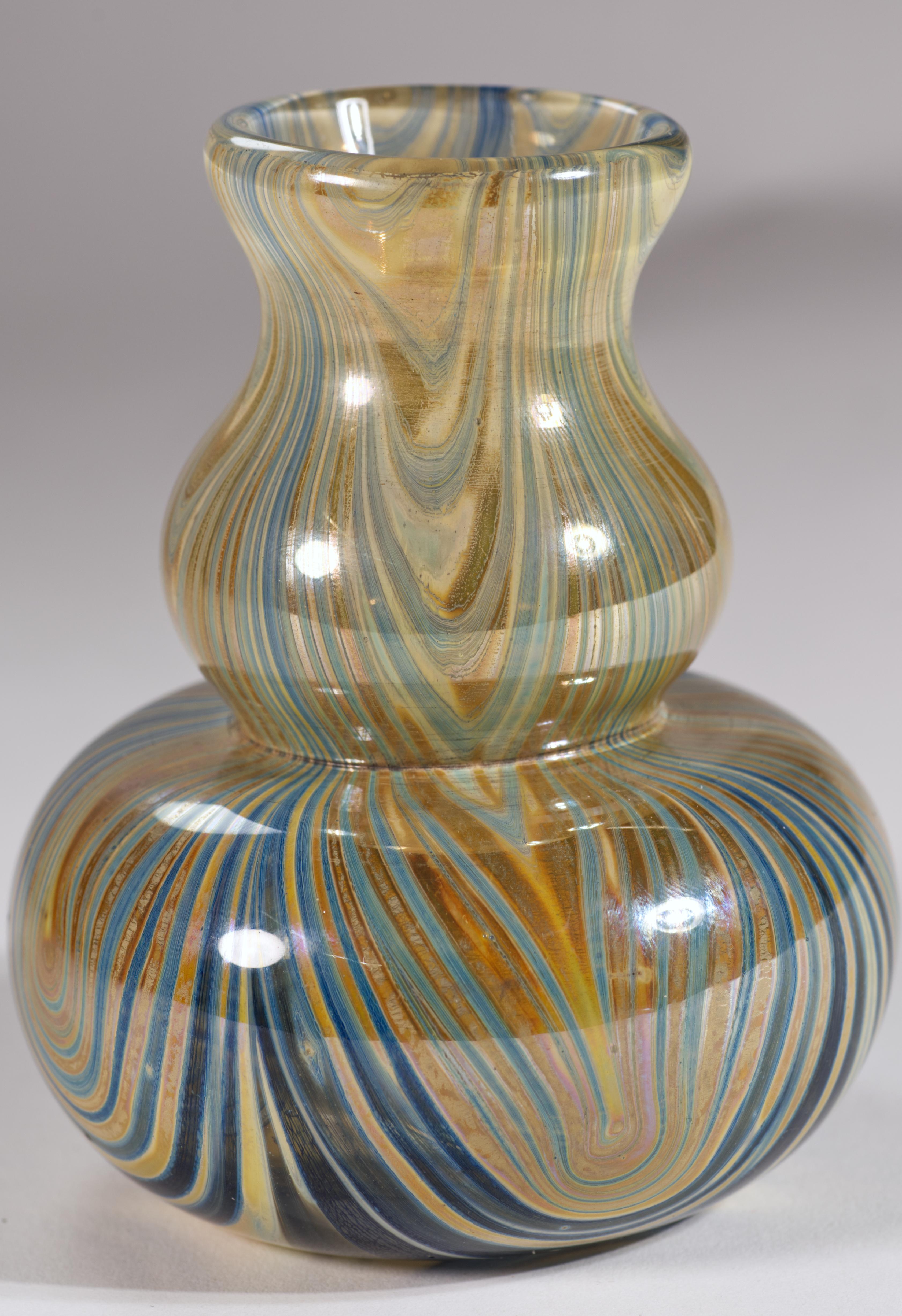 Il vaso di gemme in vetro artistico vintage presenta un motivo astratto in una tavolozza organica di beige e blu, creato in vetro piumato in stile Art Deco. Il vetro colorato è racchiuso in vetro trasparente con la tecnica del sommerso. La palette