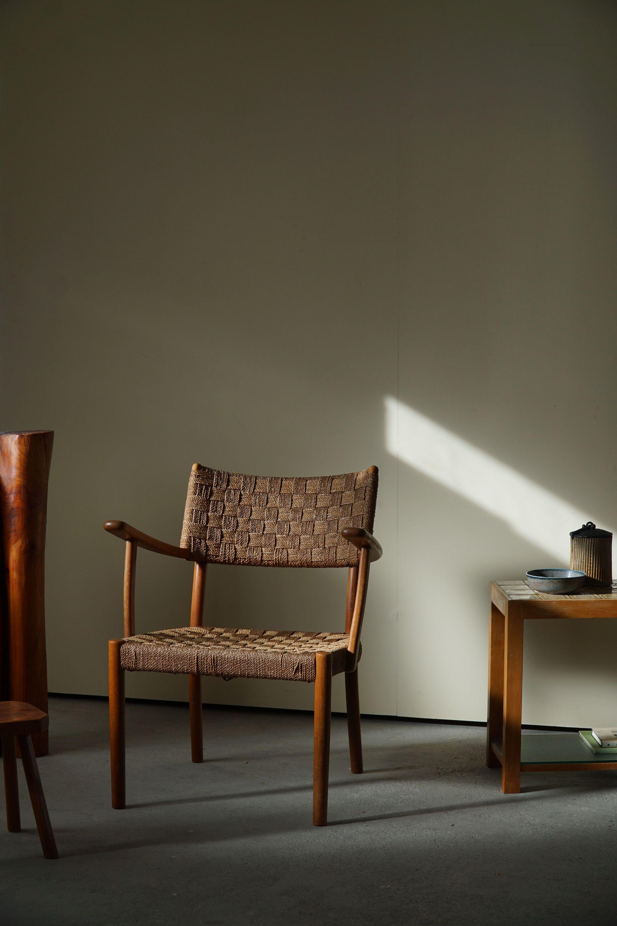 Very rare armchair by Danish architect Karl Schrøder, manufactured at Fritz Hansen in 1930s. Model 1572.
This chair features the original seagrass cord, frame made in bentwood. The chair is in a great original condition, showing only few signs of