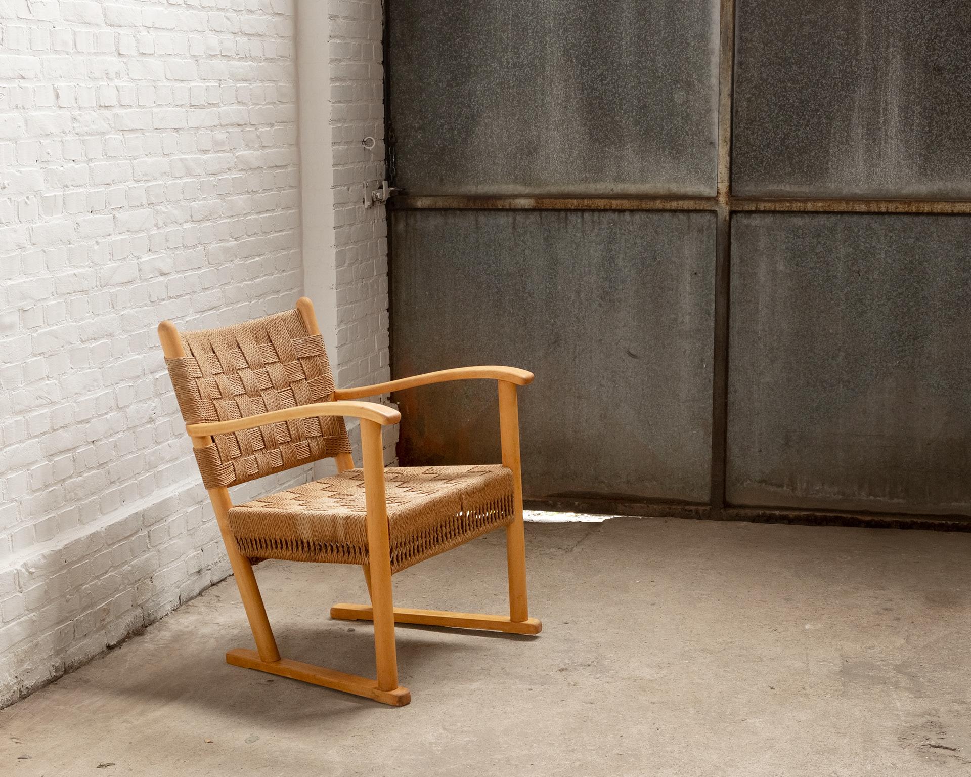 Important and rare lounge Chair Model 1641 designed by Karl Schrøder, produced by Fritz Hansen in the 1940s. Beech and woven seagrass.
The seagrass is original, has some small defects and discoloration but still sturdy and fully functional. The wood