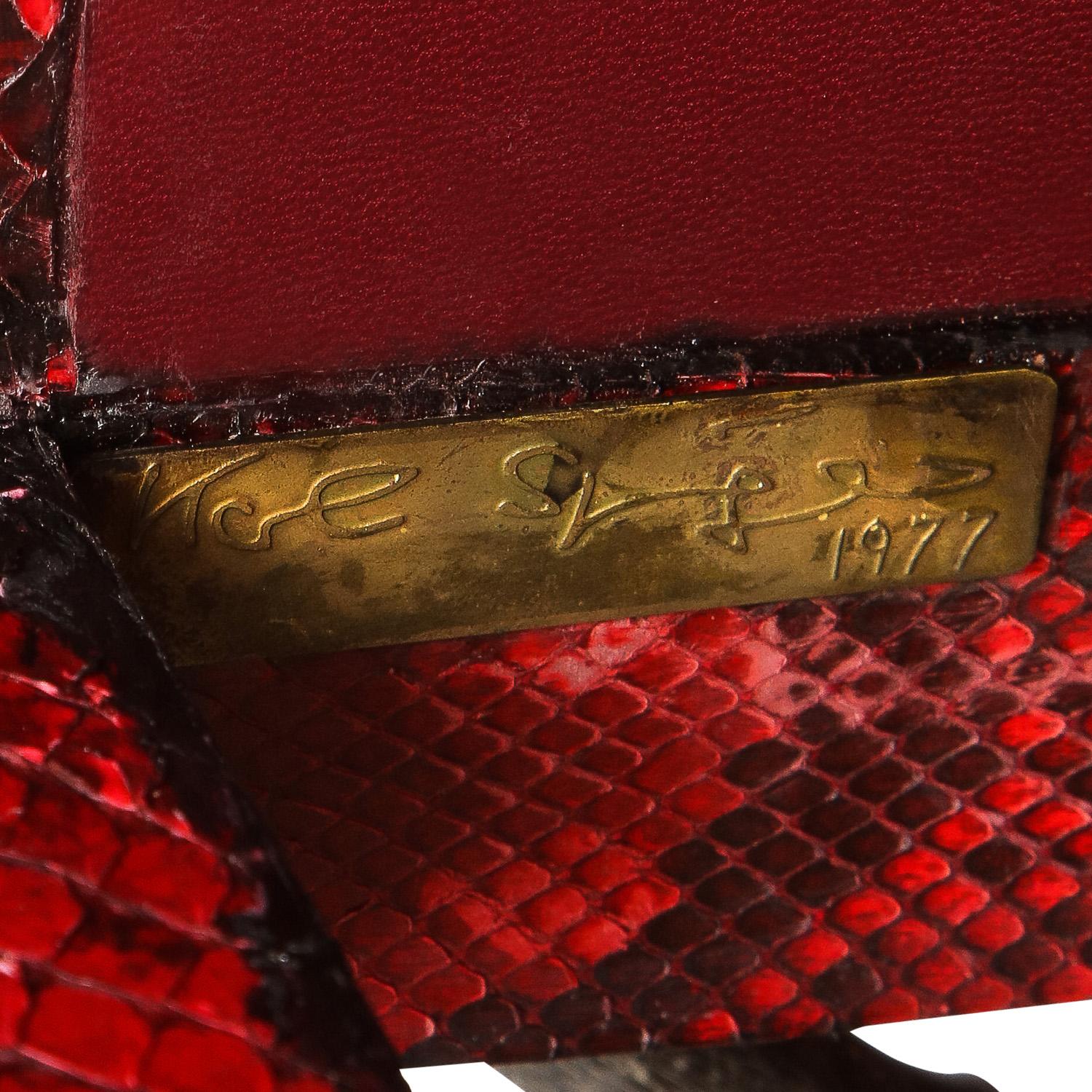 Table d'appoint à deux niveaux en python rouge avec poignées en corne 1977, signée Excellent état - En vente à New York, NY