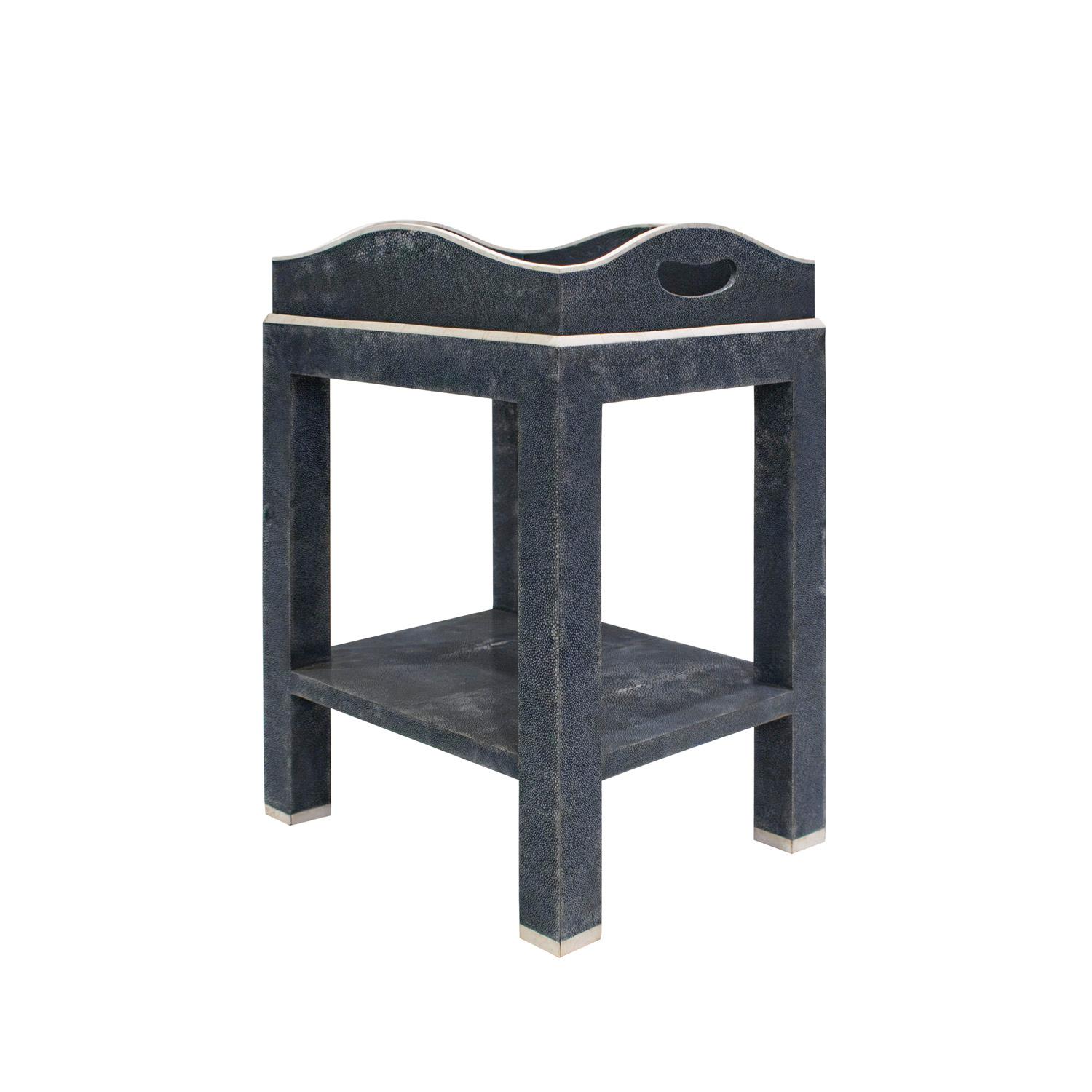 Magnifique table d'appoint à plateau amovible en galuchat bleu avec incrustations d'os par Karl Springer, américain, années 1980 (reste de l'étiquette en laiton de Karl Springer sur le dessus de la table, sous le plateau). Les détails de cette table