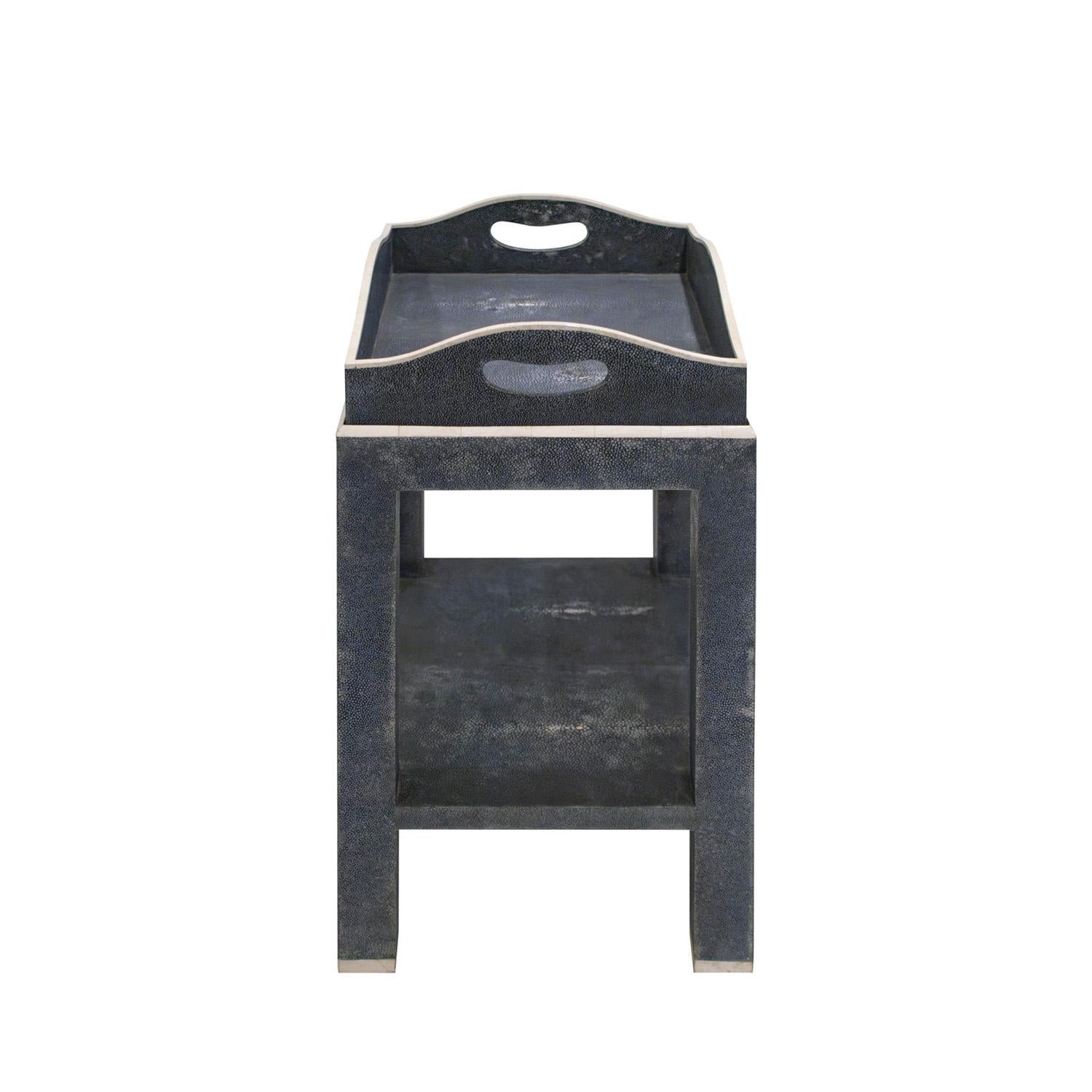 Moderne Table d'appoint Karl Springer à 2 niveaux en galuchat bleu avec incrustations en os des années 1980 en vente