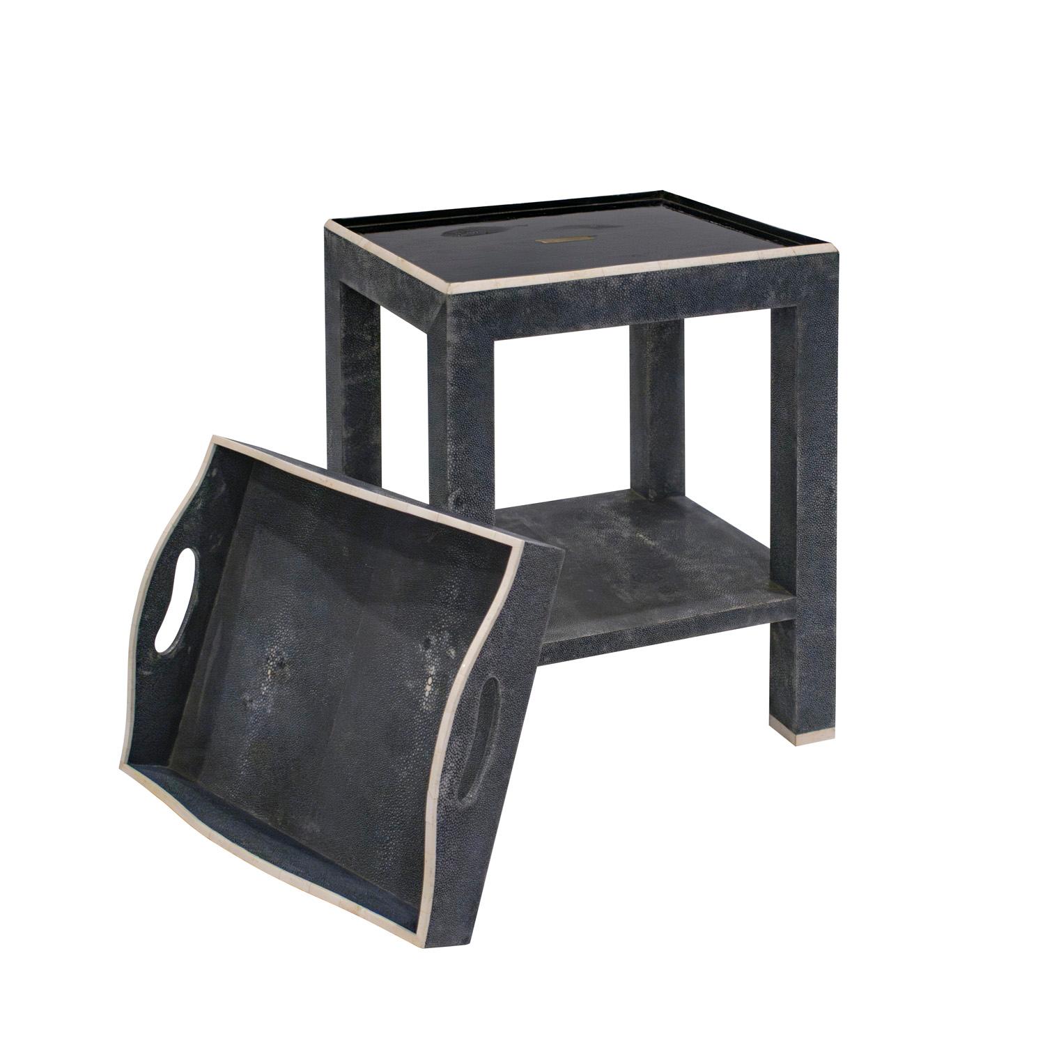 Américain Table d'appoint Karl Springer à 2 niveaux en galuchat bleu avec incrustations en os des années 1980 en vente