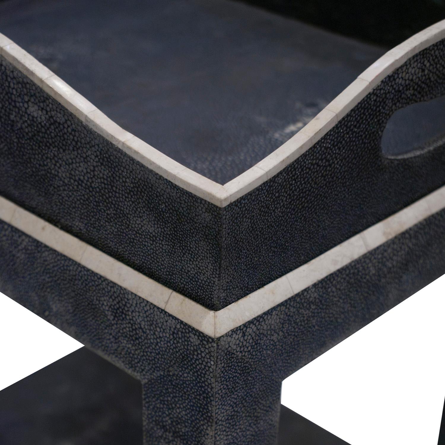 Fin du 20e siècle Table d'appoint Karl Springer à 2 niveaux en galuchat bleu avec incrustations en os des années 1980 en vente