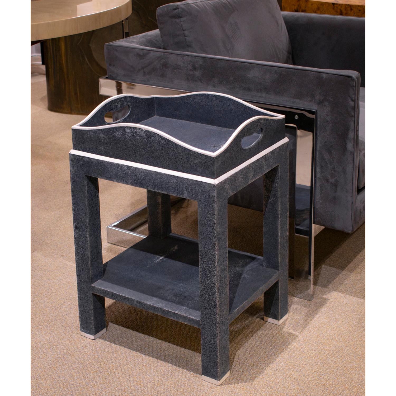 Table d'appoint Karl Springer à 2 niveaux en galuchat bleu avec incrustations en os des années 1980 en vente 1