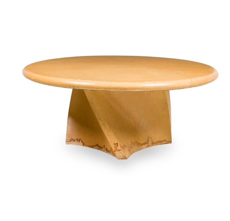 Table de salle à manger circulaire américaine du milieu du siècle avec une base torsadée stylisée et une finition en peau de chèvre jaunâtre (Karl Springer)