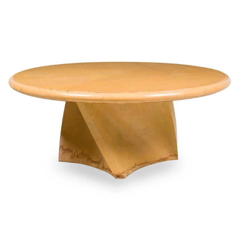 Américain Table de salle à manger circulaire en peau de chèvre du milieu du siècle de Karl Springer en vente