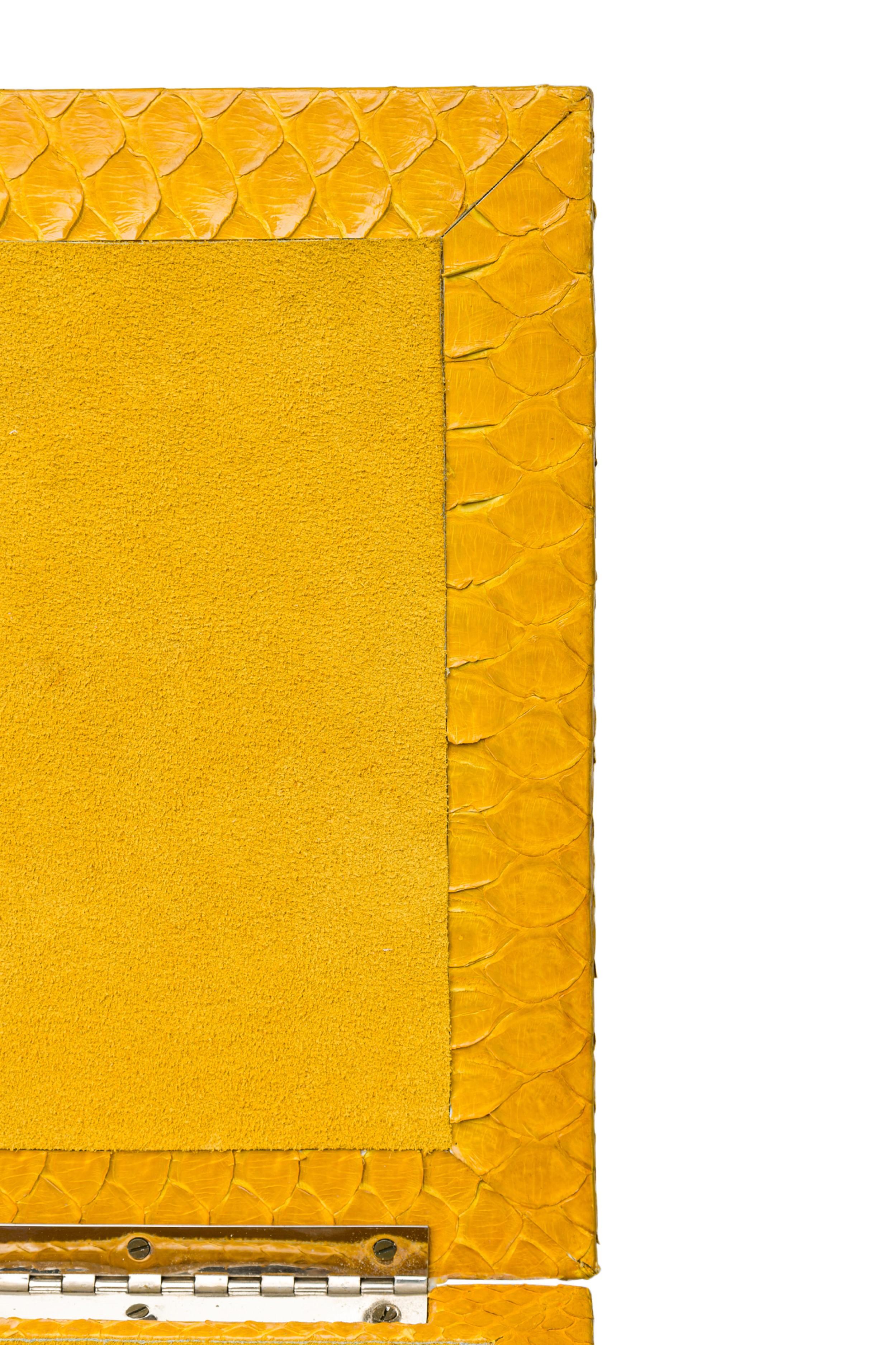 Boîte à bijoux américaine du milieu du siècle dernier en peau de python jaune citron Karl Springer en vente 2