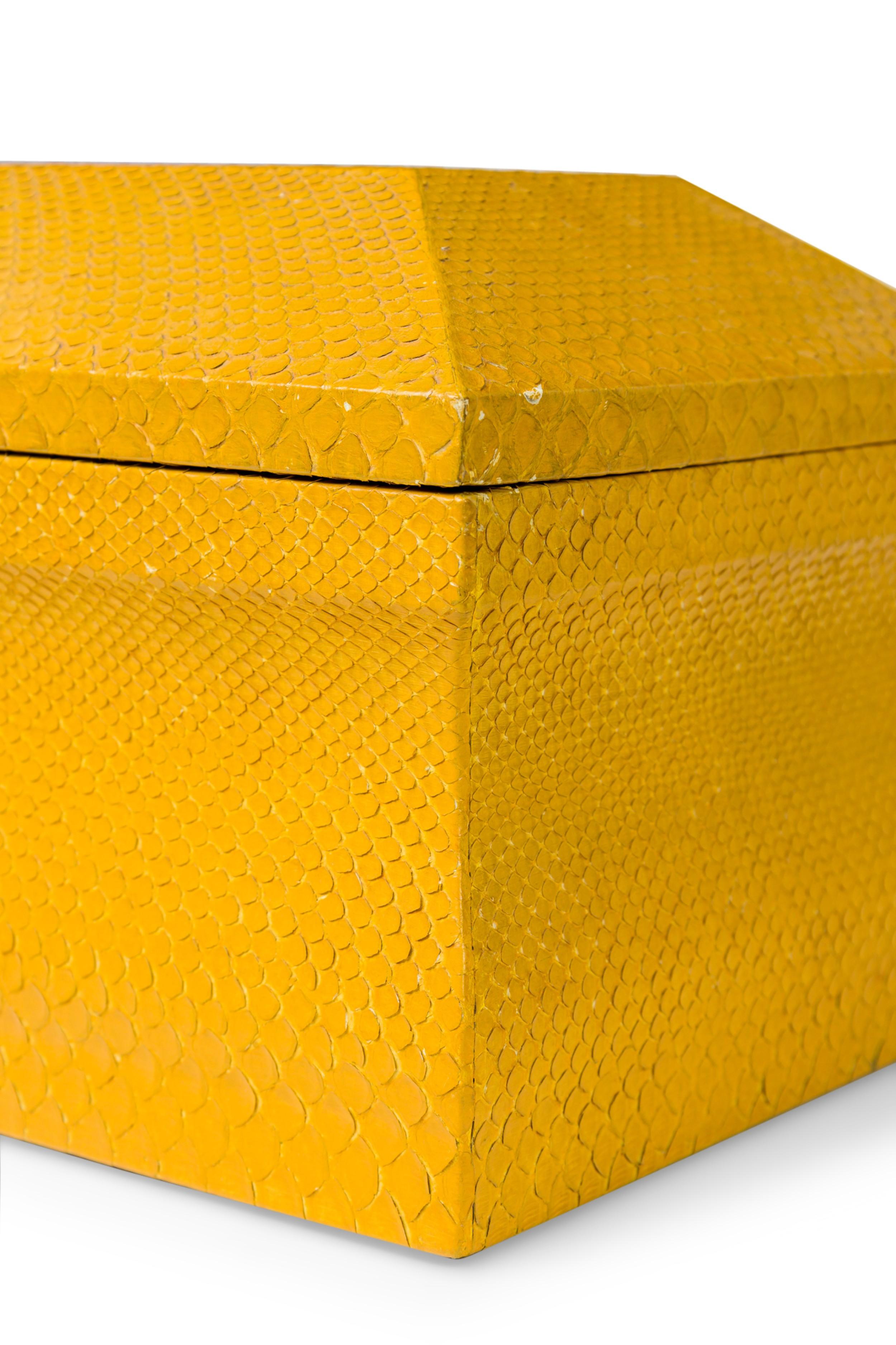 Peau d'animal Boîte à bijoux américaine du milieu du siècle dernier en peau de python jaune citron Karl Springer en vente