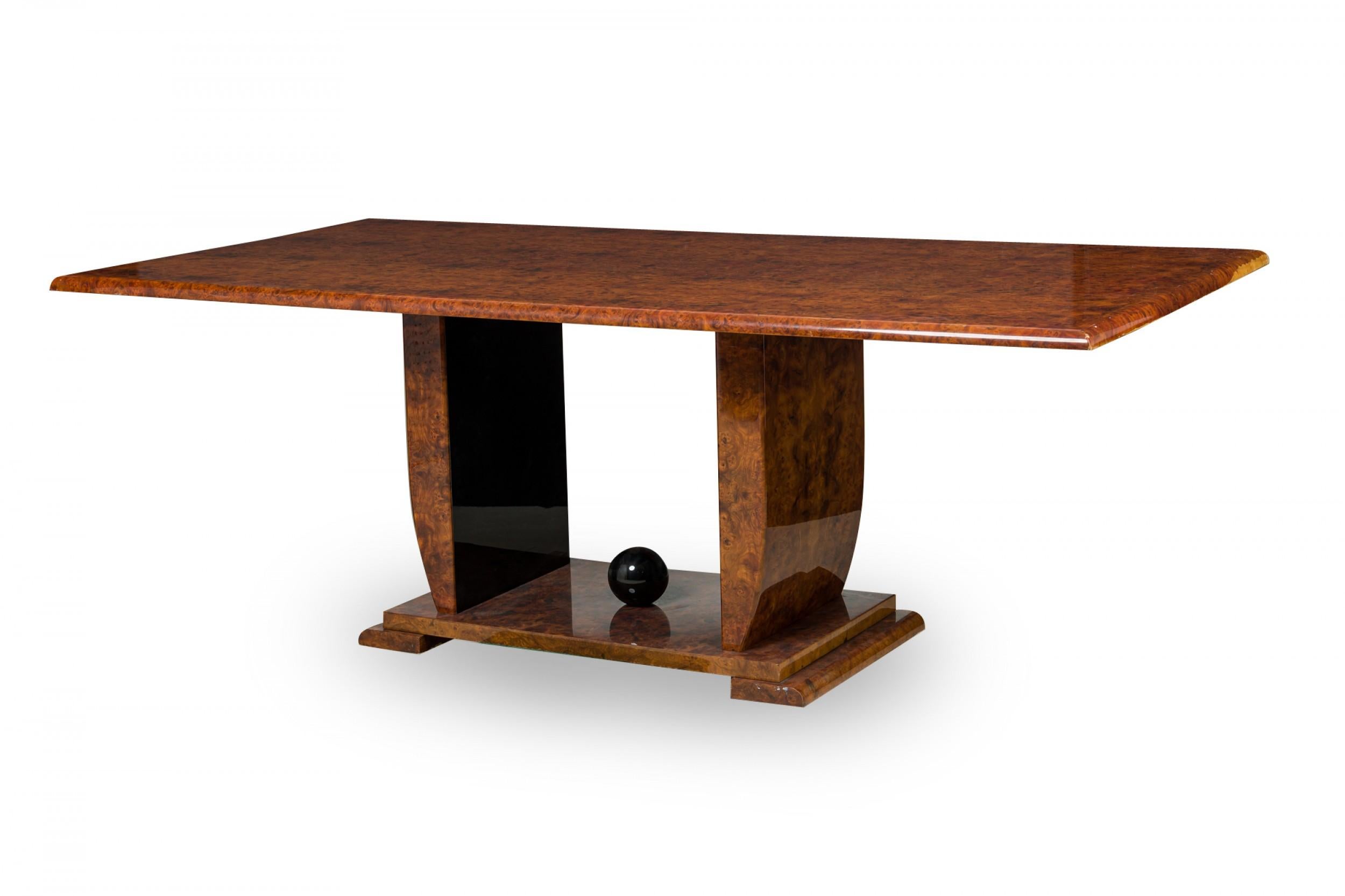 Table de salle à manger américaine du milieu du siècle en placage de ronce laquée avec un grand plateau rectangulaire reposant sur deux solides socles rectangulaires avec une sphère décorative centrale laquée noire montée sur une base rectangulaire
