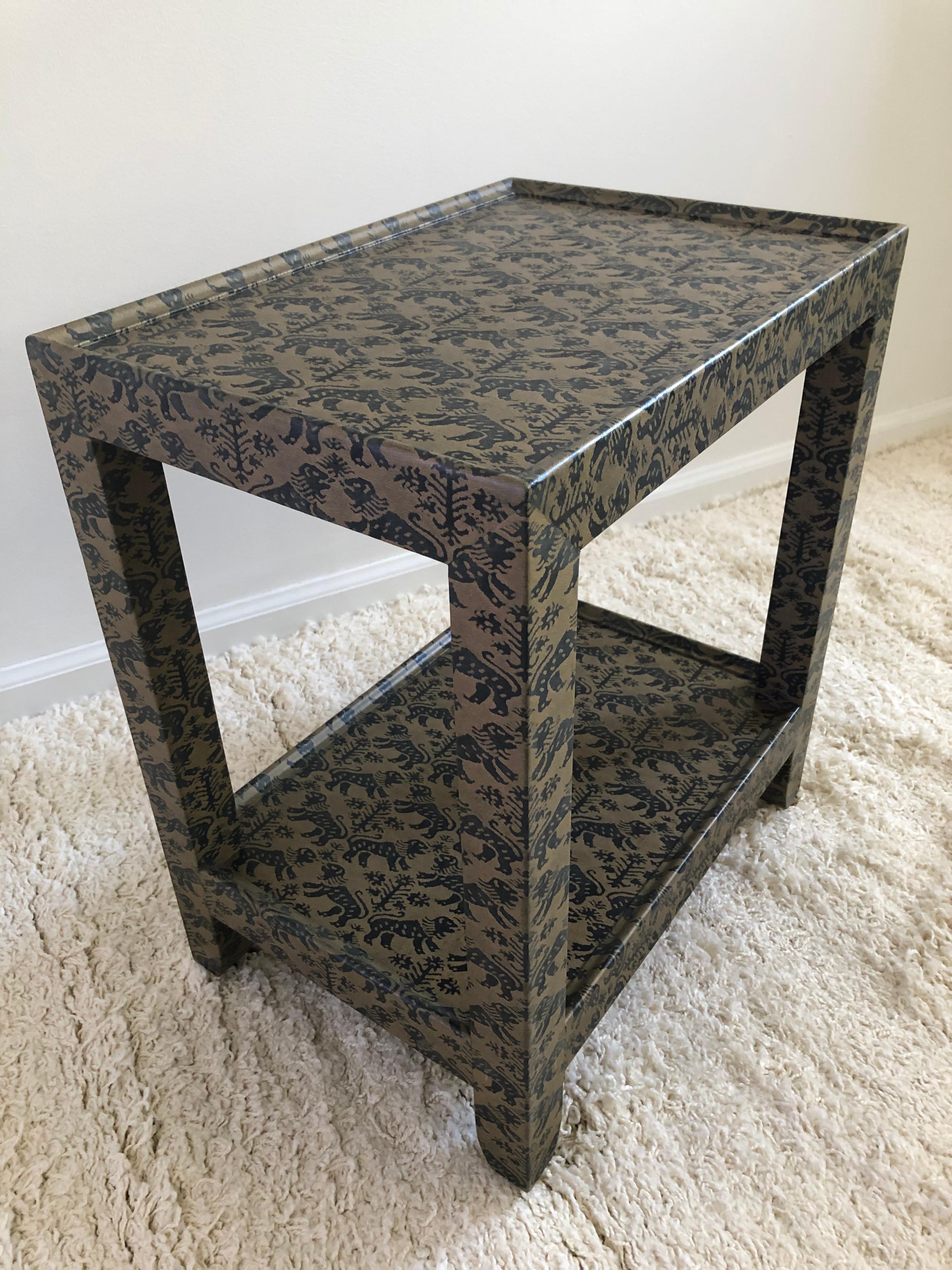 Découpage Table à roulettes à deux niveaux recouverte de Karl Springer fortuni en vente